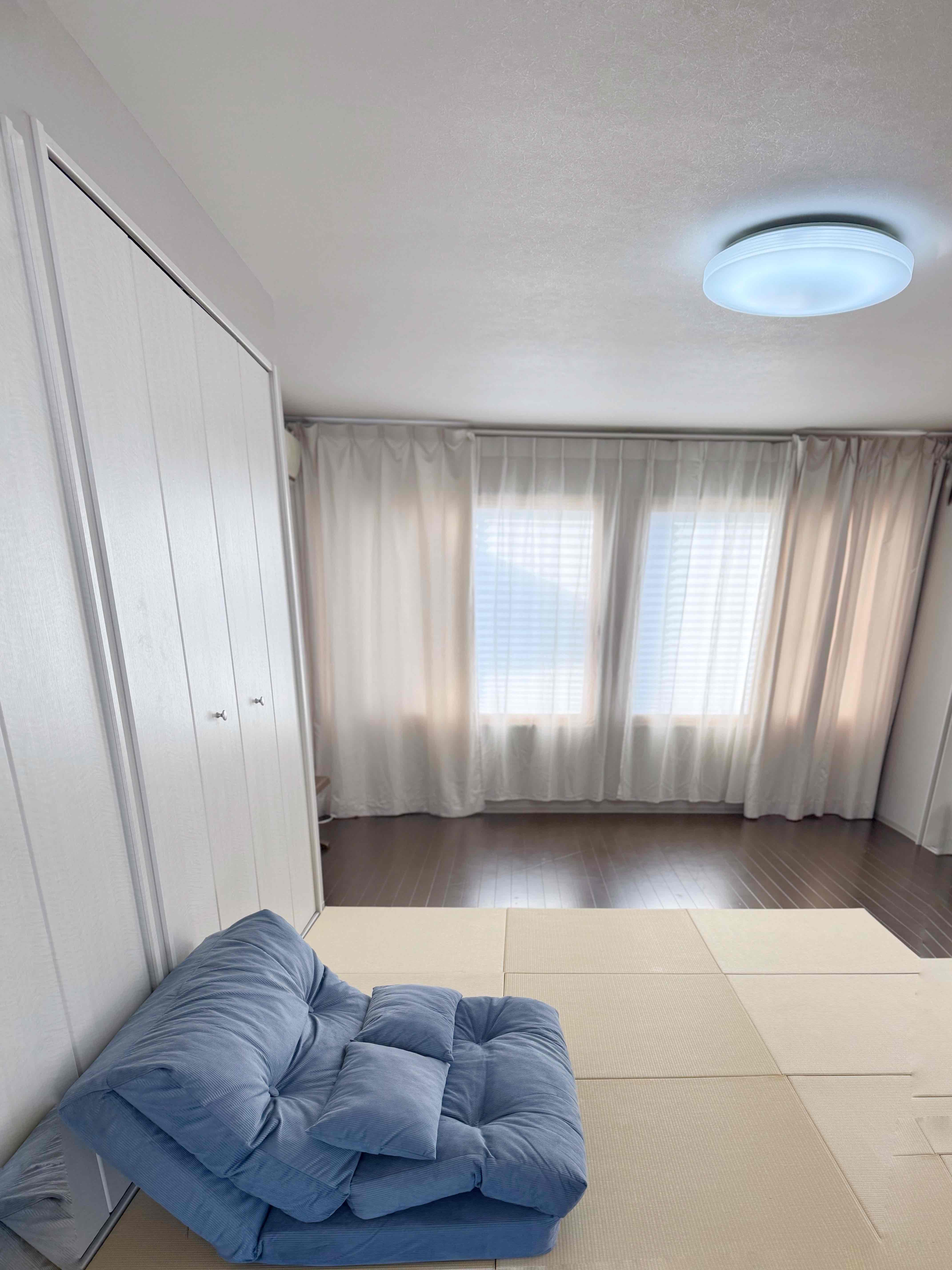セミダブルのベット1、お布団2（3名様）ご宿泊できるお部屋です。