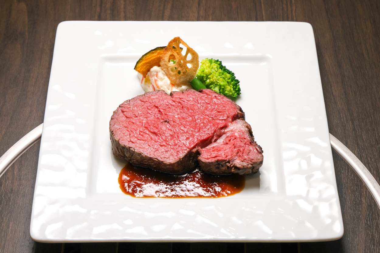【秋田得旅】夕食付（秋田県産ヒレ肉のローストビーフステーキコース）サウナ＆館内レストラン１ドリンク付