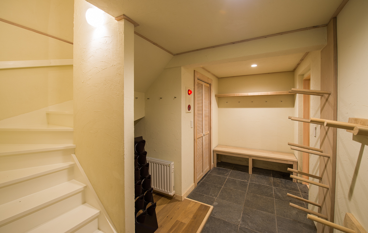 玄関ホール・スキーロッカー