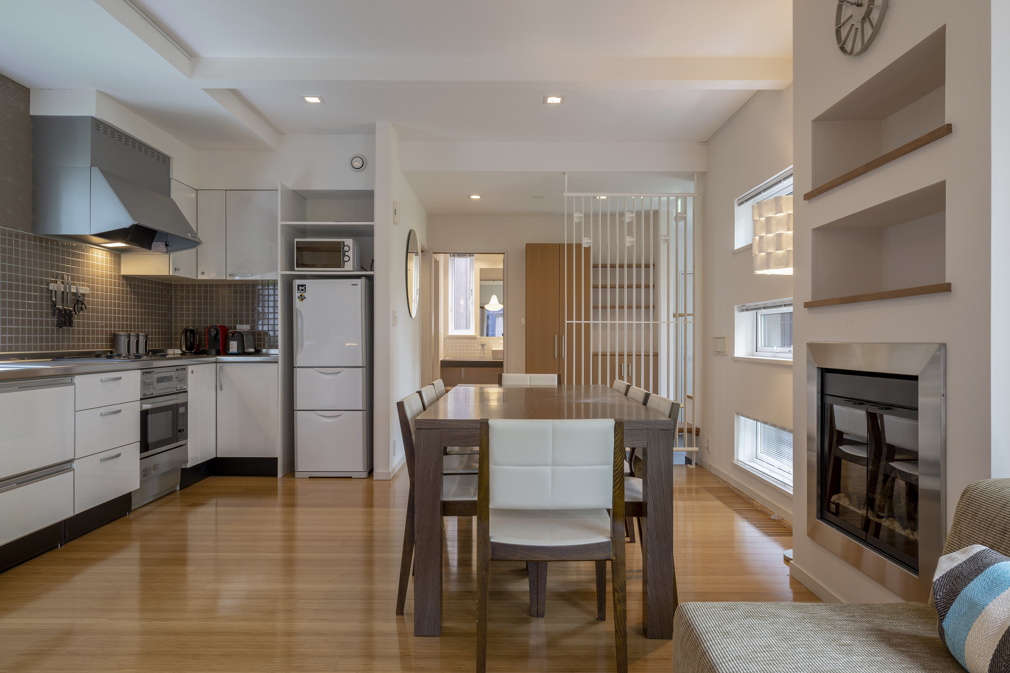 ダイニングエリアとエントランス