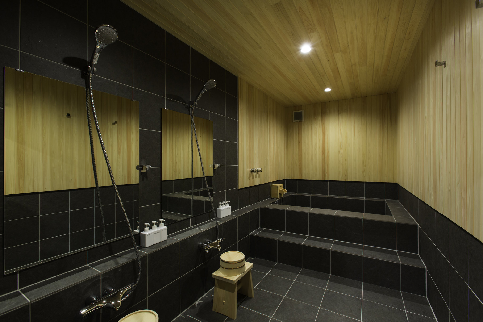 地下バスルーム（大ｘ2室）