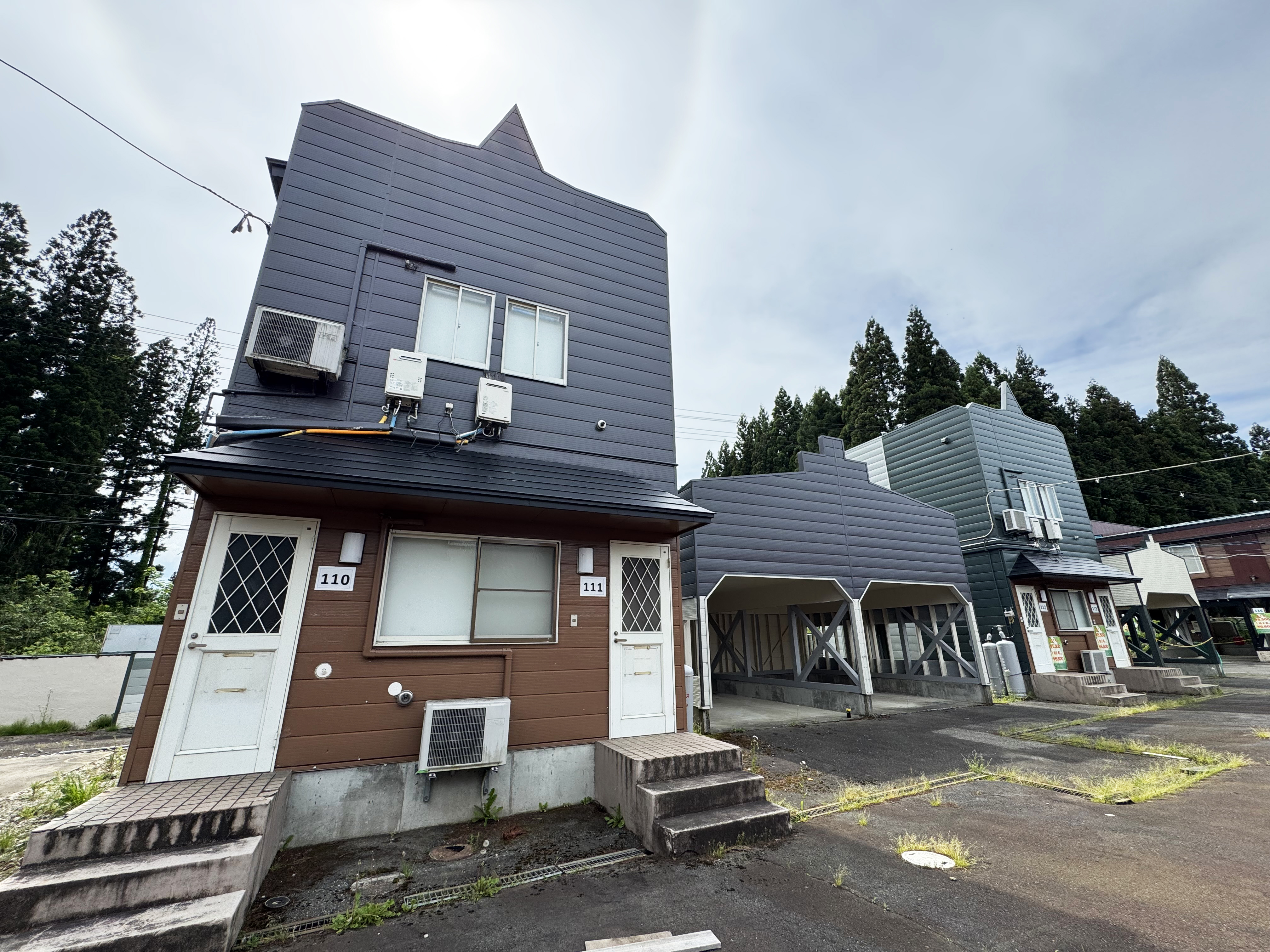 屋根付きの駐車場付きで、お部屋は1階と2階があります。