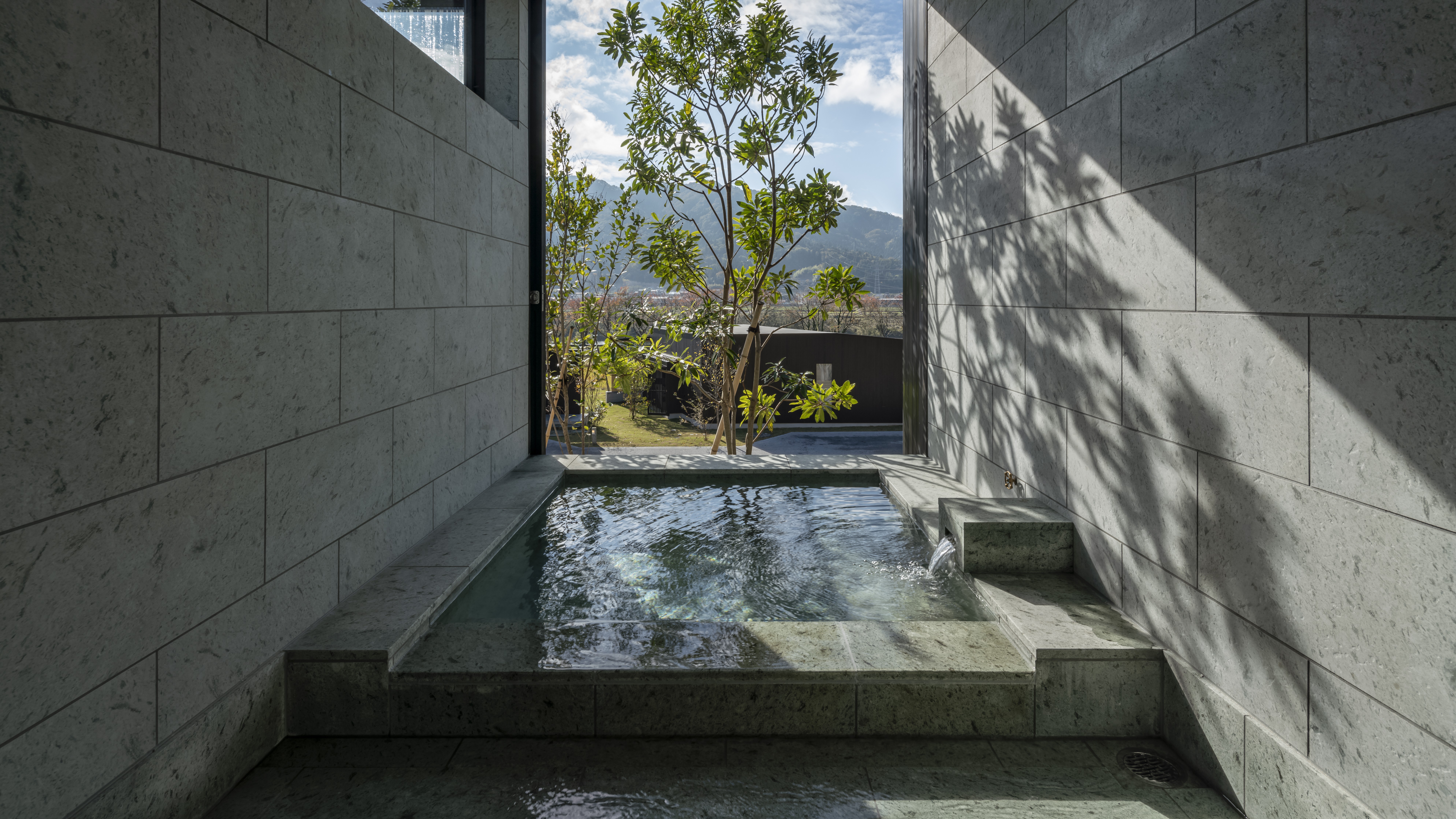 巨匠ピカソやミロ、クレーなどが多大な影響を受けた「プリミティブアート」の逸品を全体に配した、世界の鼓動を感じさせるドラマティックでアーティスティックな客室。