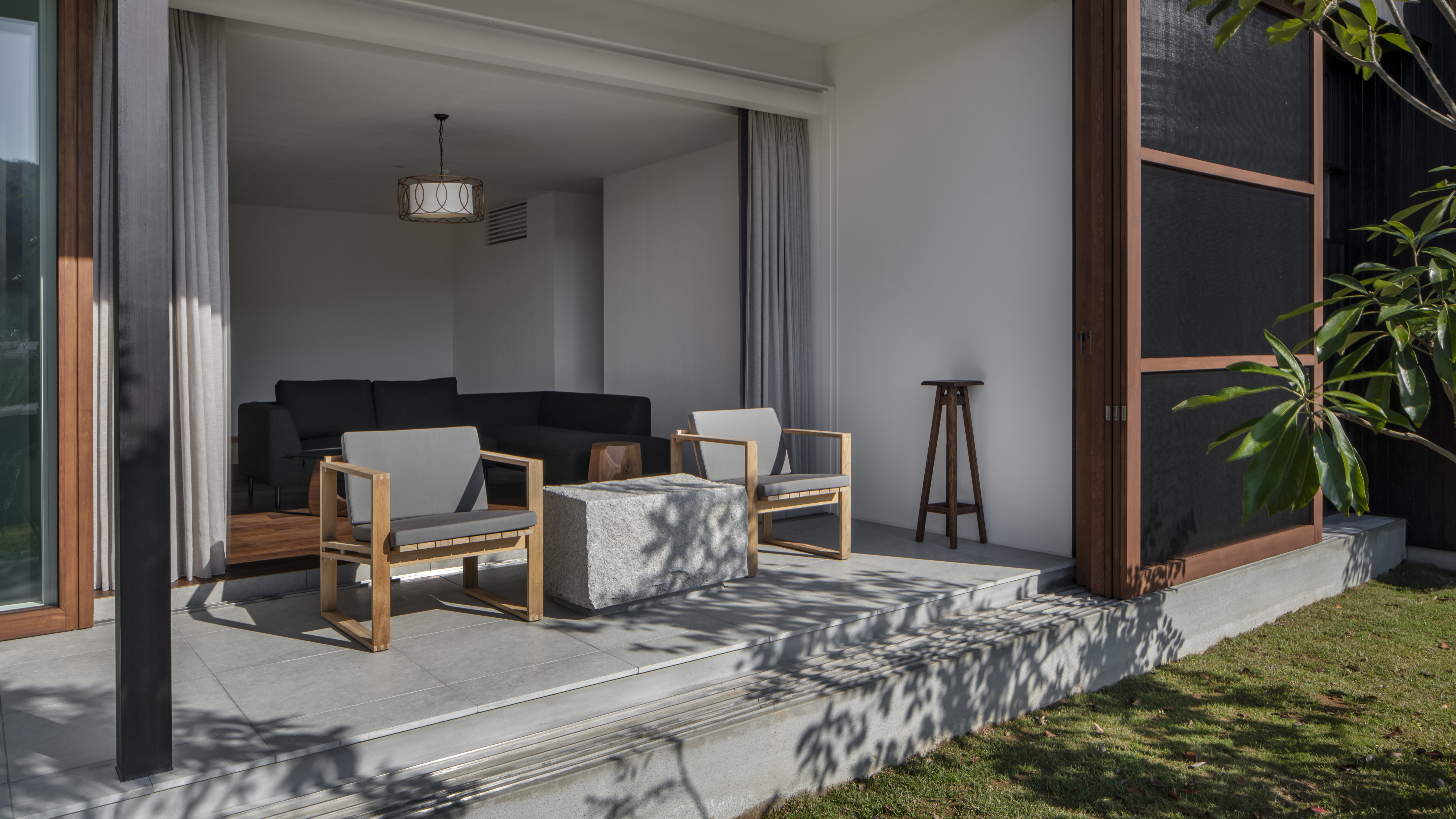 和のテイストを感じさせるアールデコ調の家具や照明、オブジェなどのインテリア。さまざまな素材で構成されながらも、統一感のあるセンシティブな空間を演出する。温かさの中にモダンと洗練を感じさせる客室。