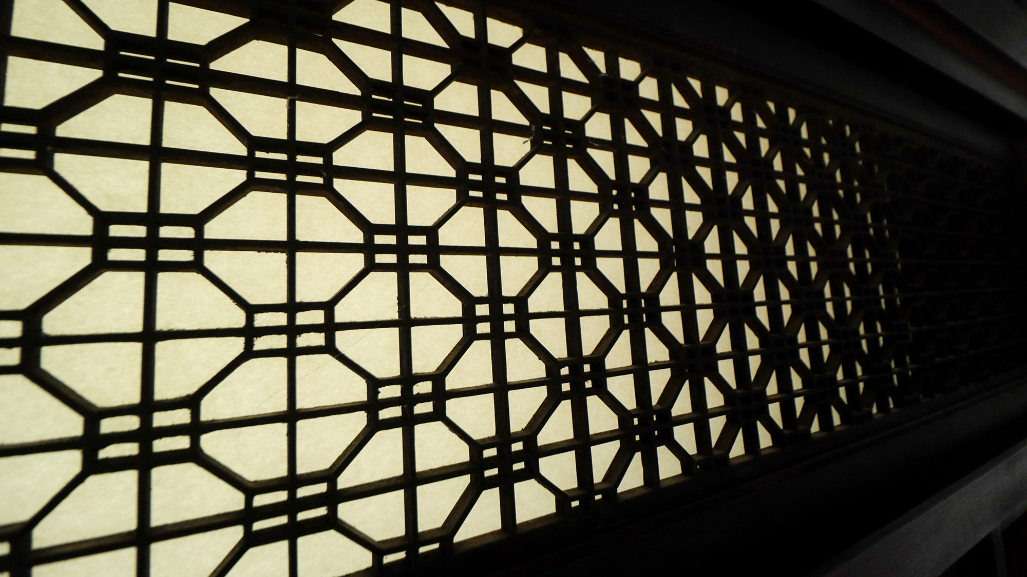 #欄間から差し込む光は風情があります