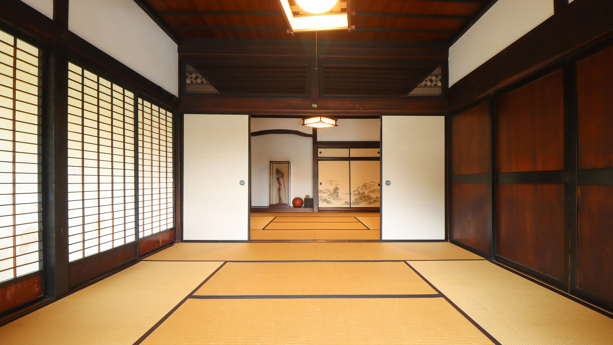 2間続きの広いお部屋で大人数でも宿泊できます 