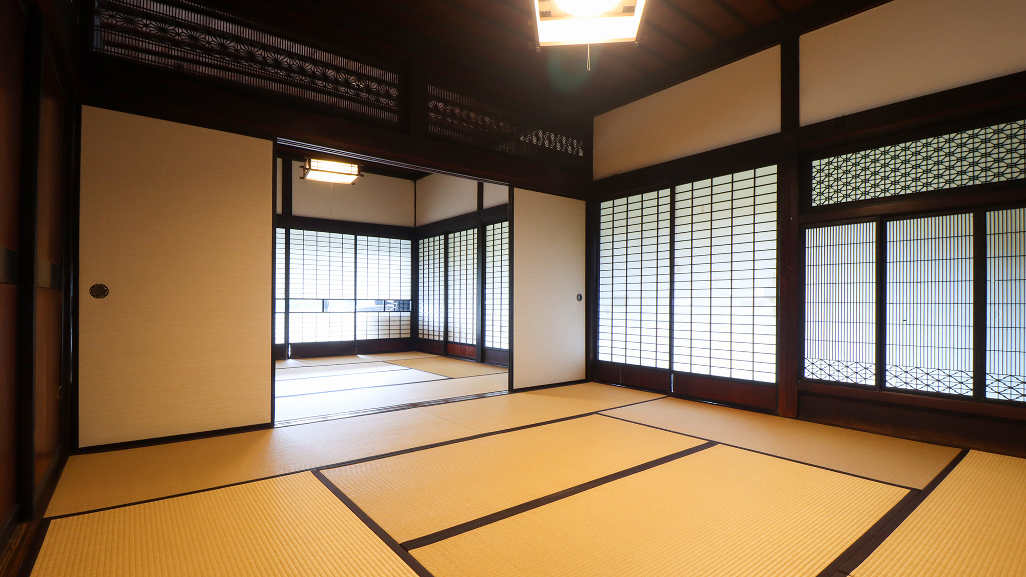 2間続きの広いお部屋で大人数でも宿泊できます