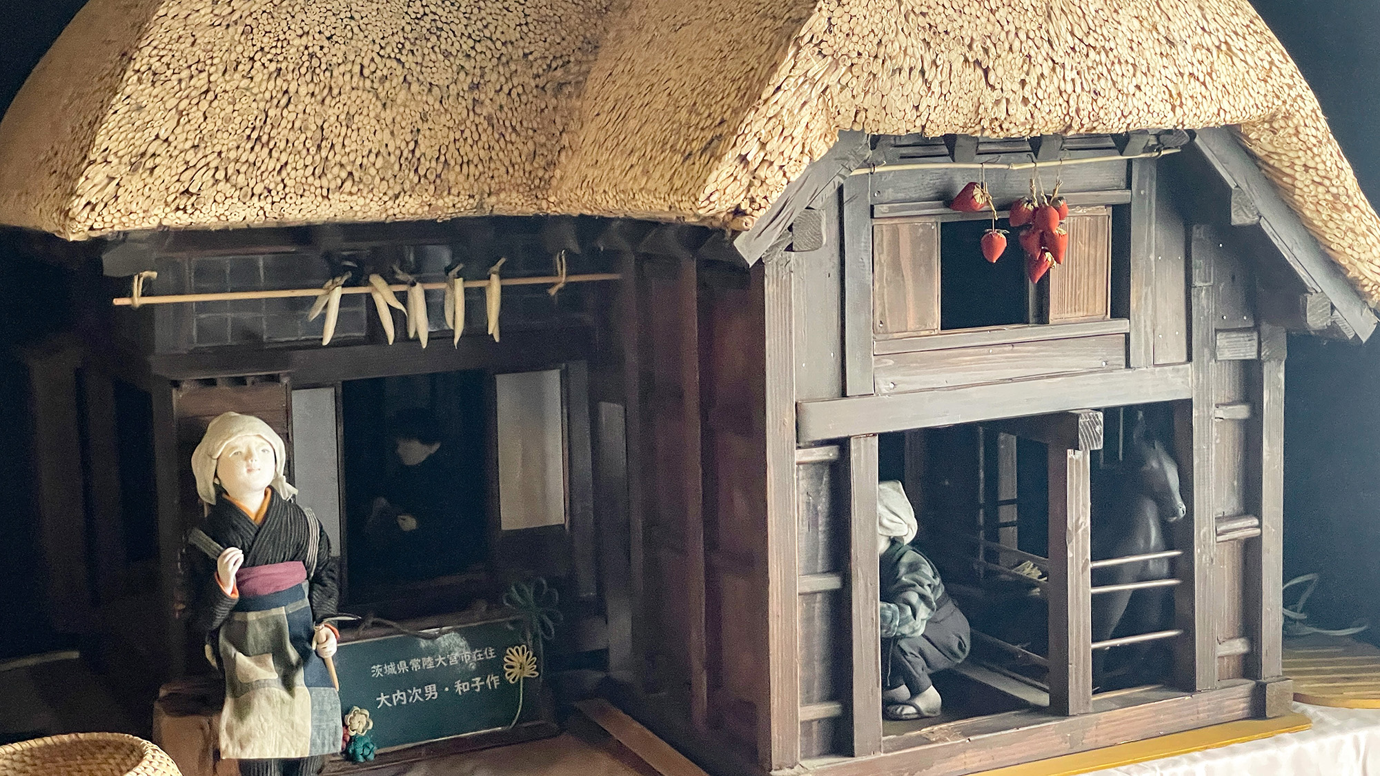 #玄関を入ると古民家ミニチュアが飾ってあります