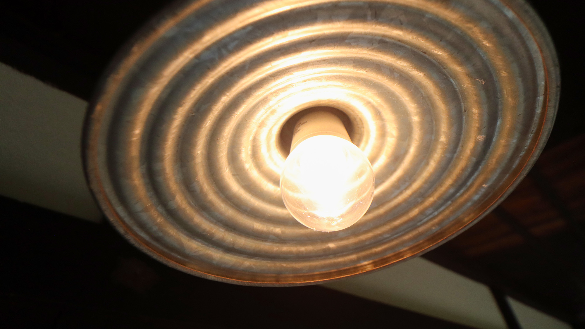 #母屋の廊下のライトは昔ながらの雰囲気があります