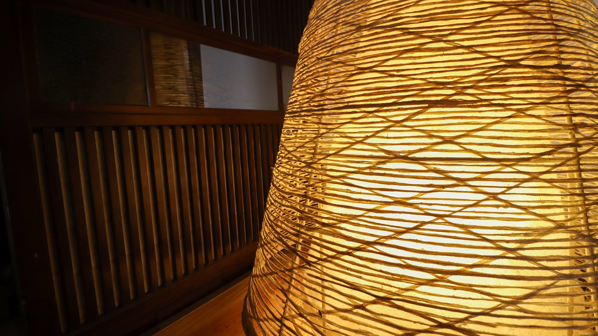 #囲炉裏を囲って夜の古民家を味わえます