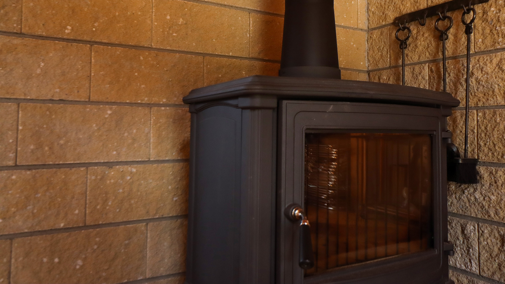 #交流棟の薪ストーブで冬もぽかぽか♪