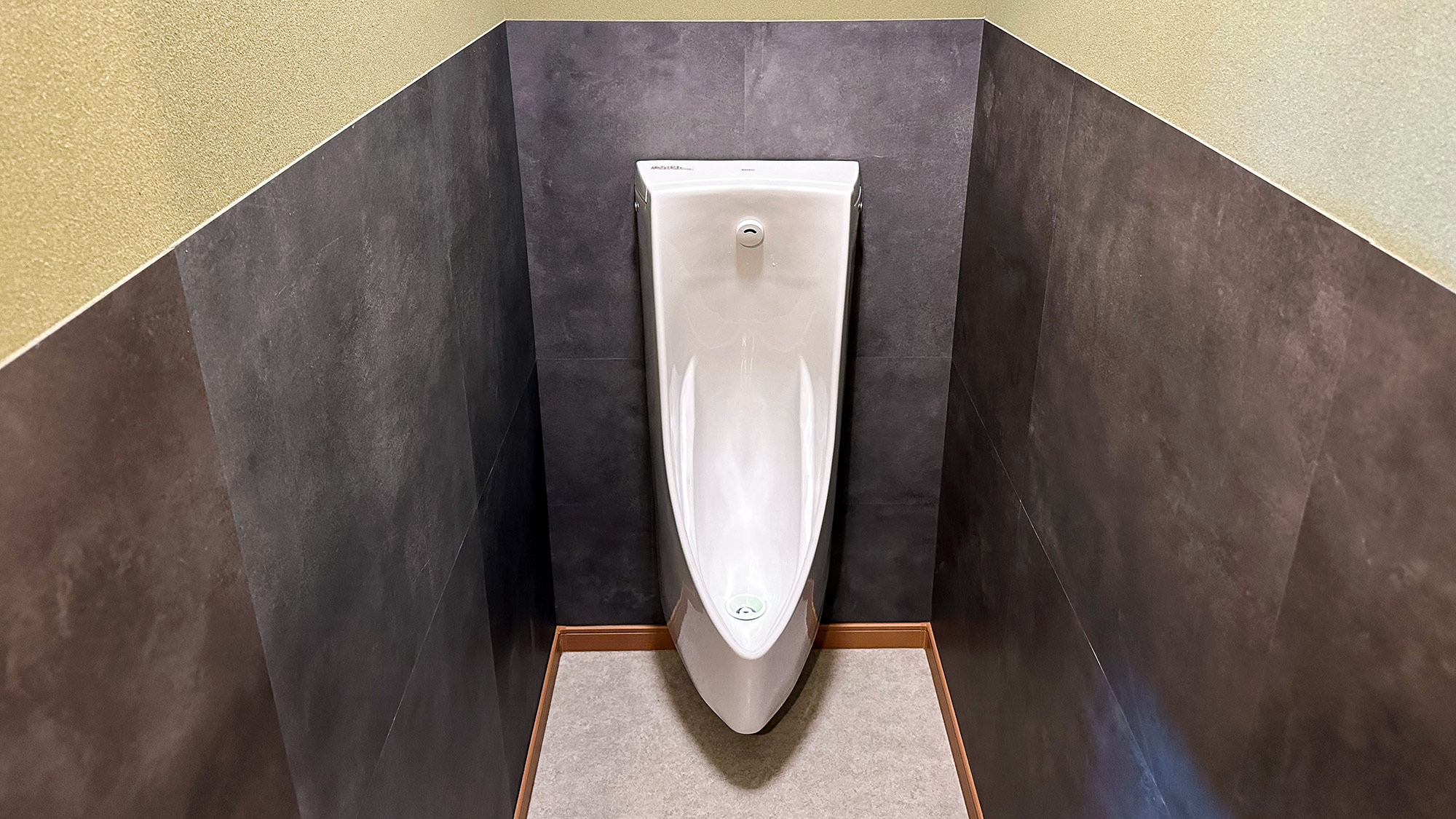 ・【トイレ】サウナで整い中もさっと行ける男性用トイレもご用意しております