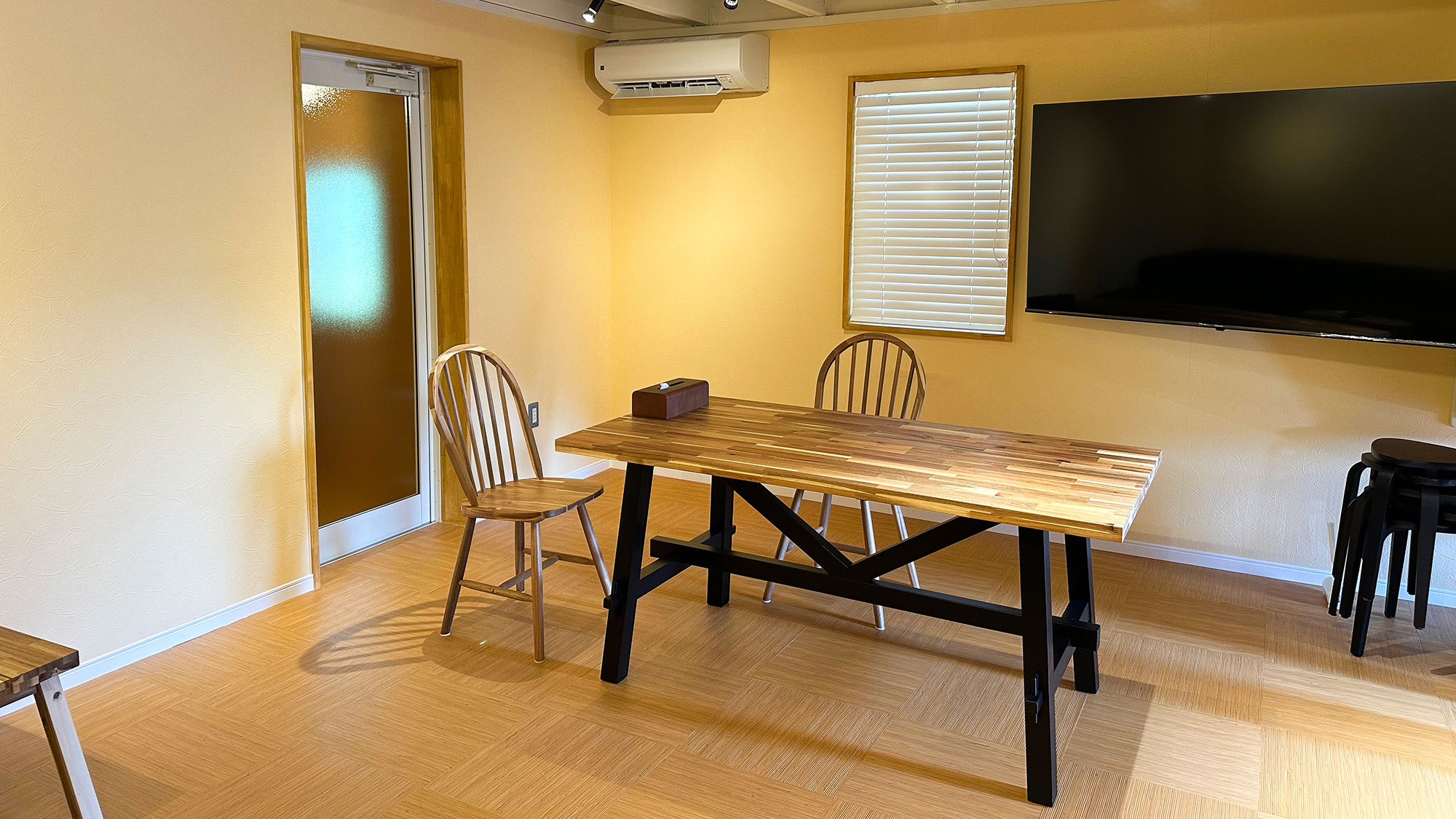 ・【リビングルーム】リビングスペースではインターネットTVが視聴可能です