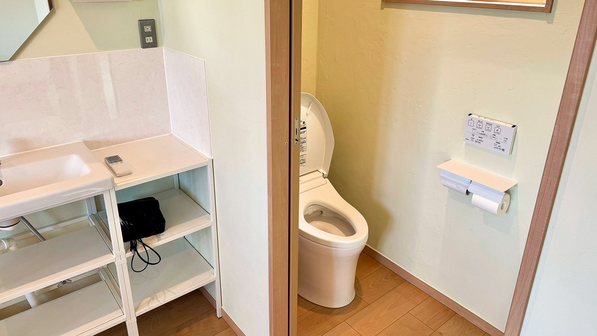 ・【ベッドルーム】清潔感のある温水洗浄便座付トイレ