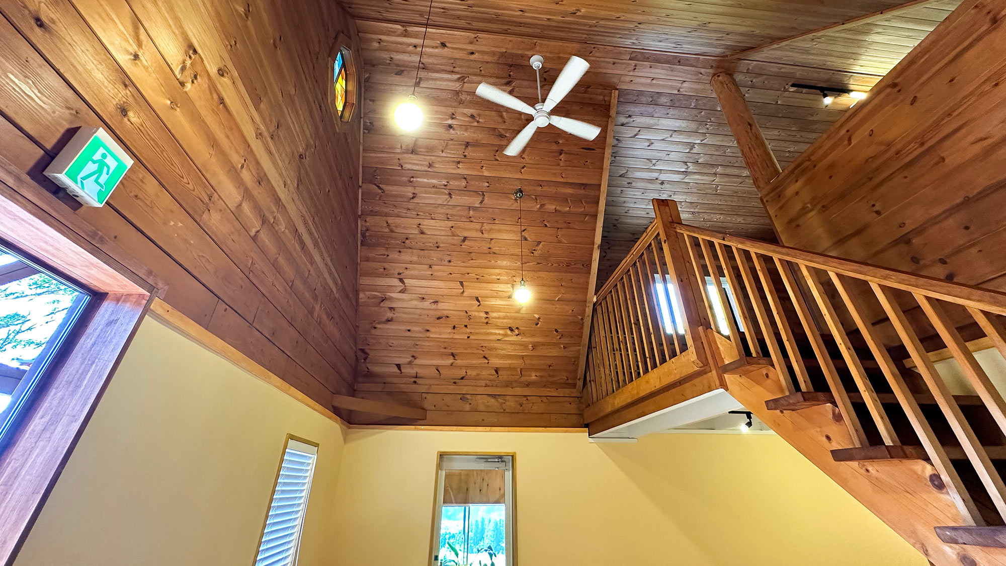 ・【階段】木のぬくもり感じる解放感のある高い天井の一棟貸しコテージです