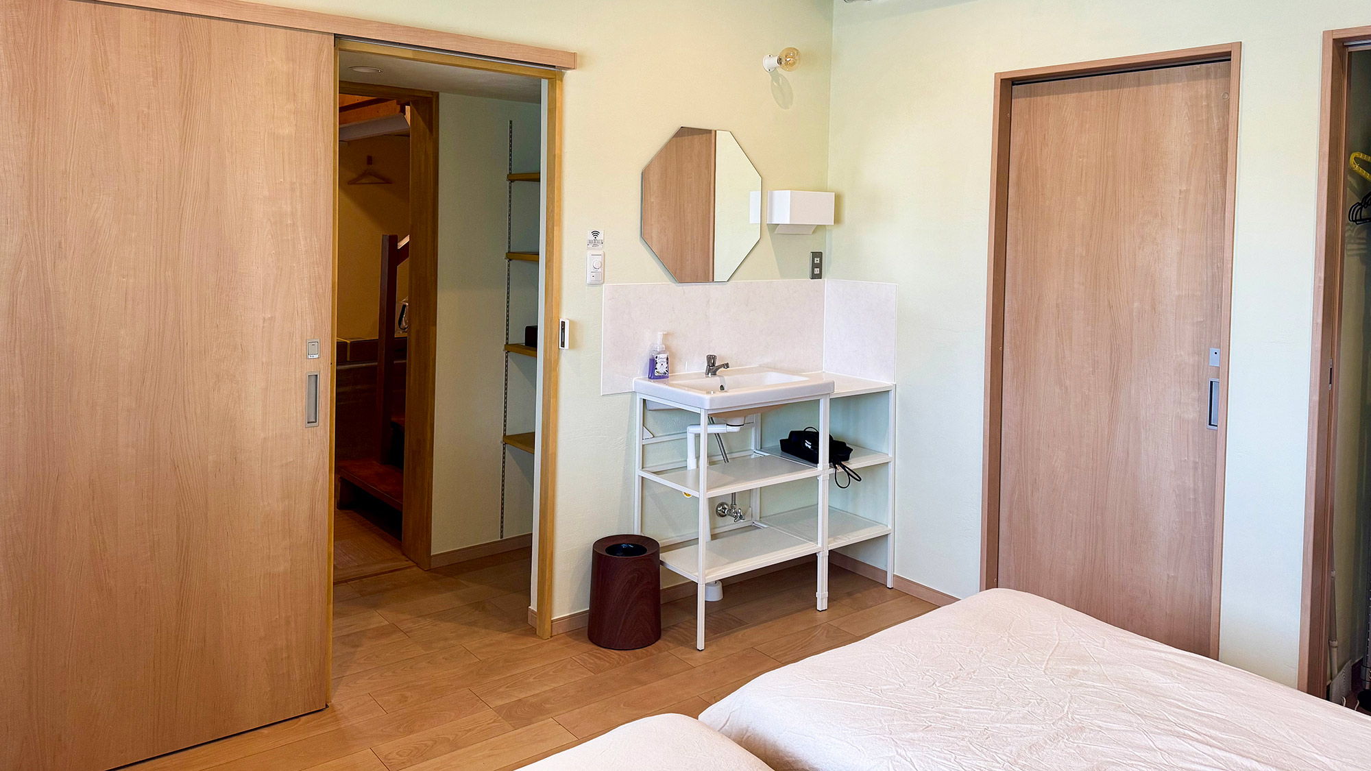 ・【ベッドルーム】1階洋室にはシングルベッド2台設置