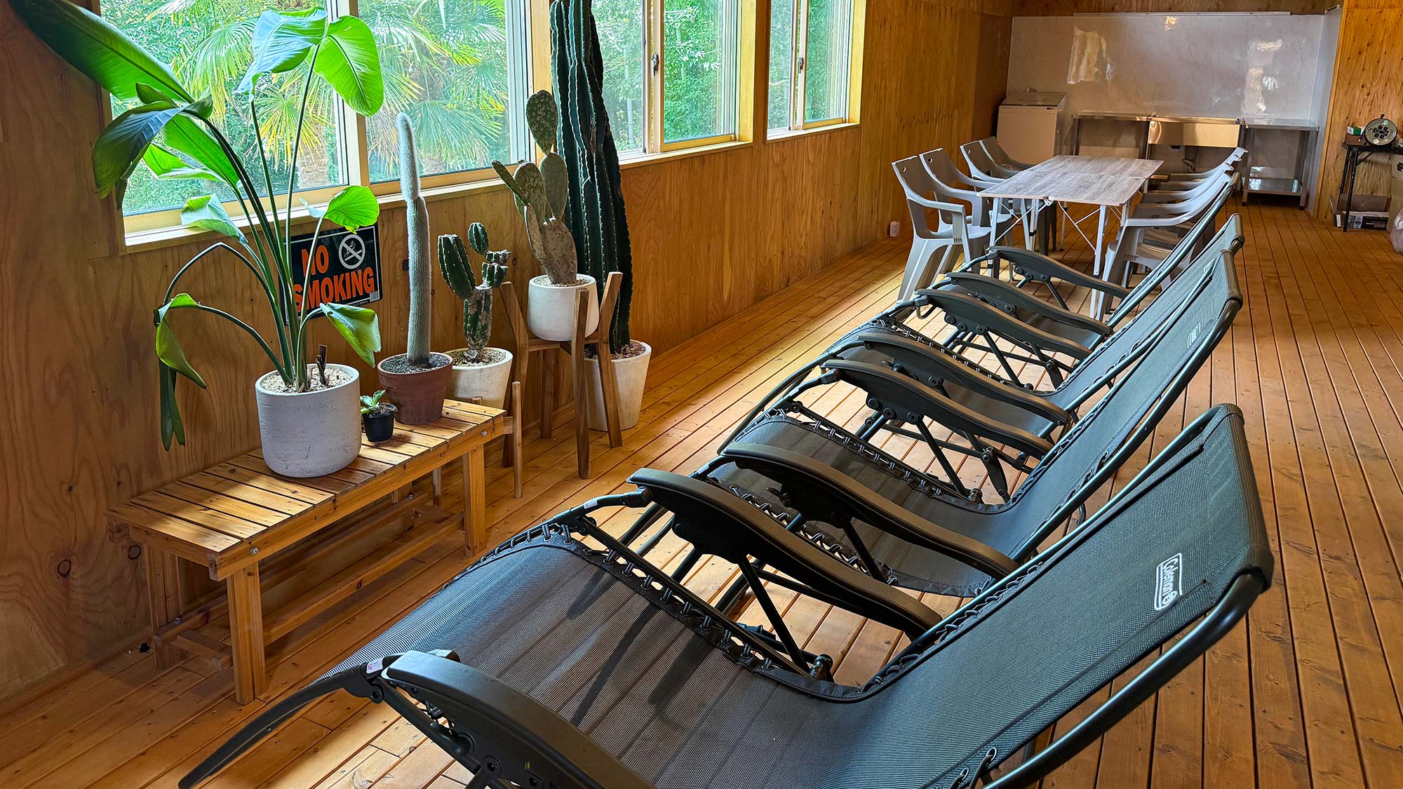 ・【ダイニング】窓から自然を眺めながらサウナ後の整いタイム