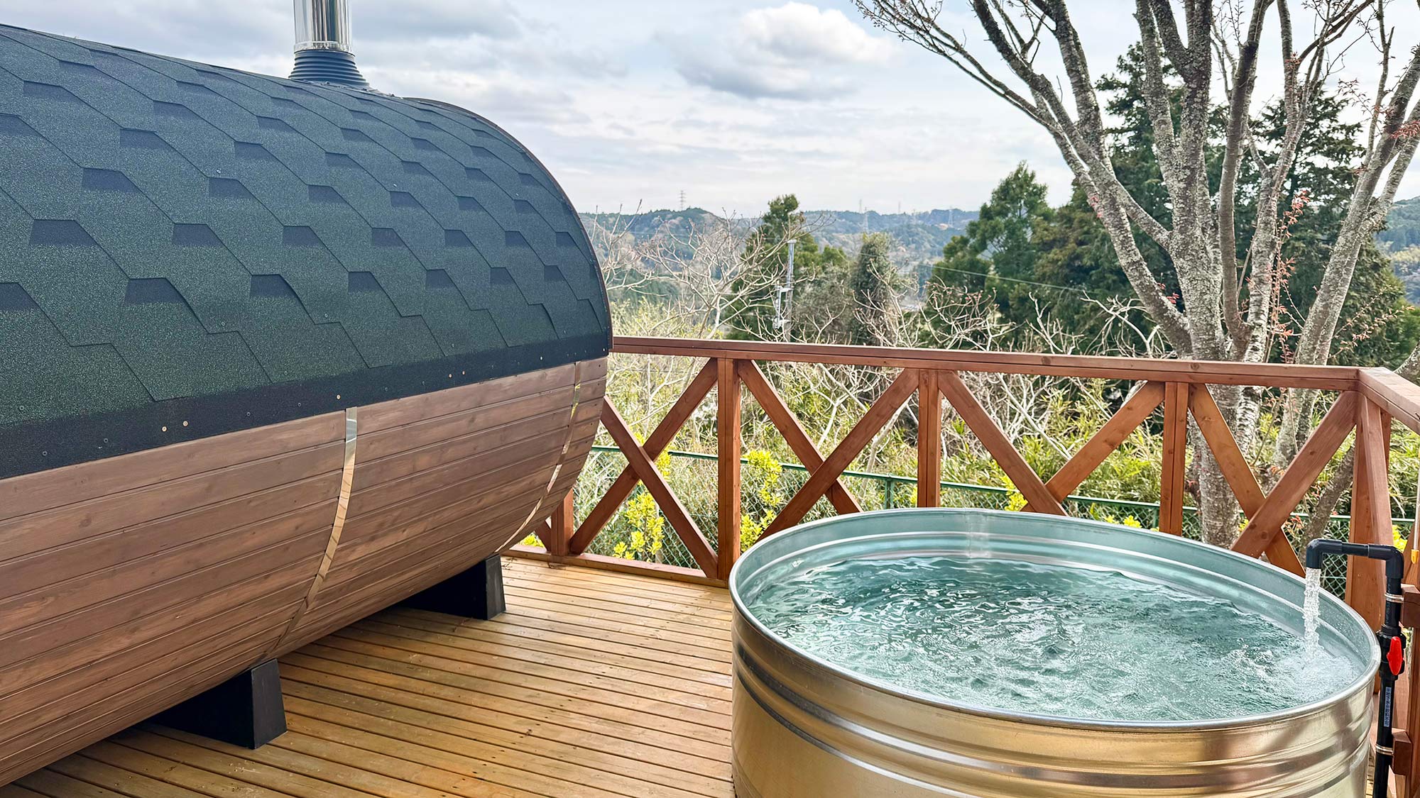 ・【バレルサウナ】バレルサウナと地下水を組み上げた天然の水風呂で、五感を刺激する至福の時