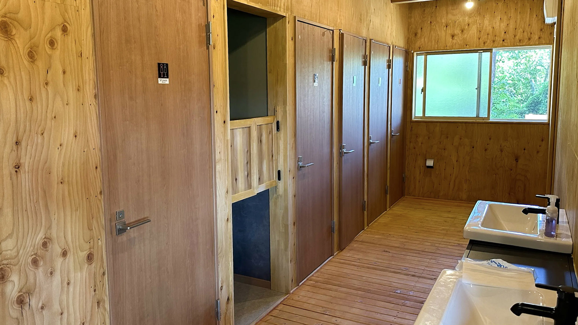 ・【トイレ】サウナやリビングからアクセスしやすい場所に、トイレを完備