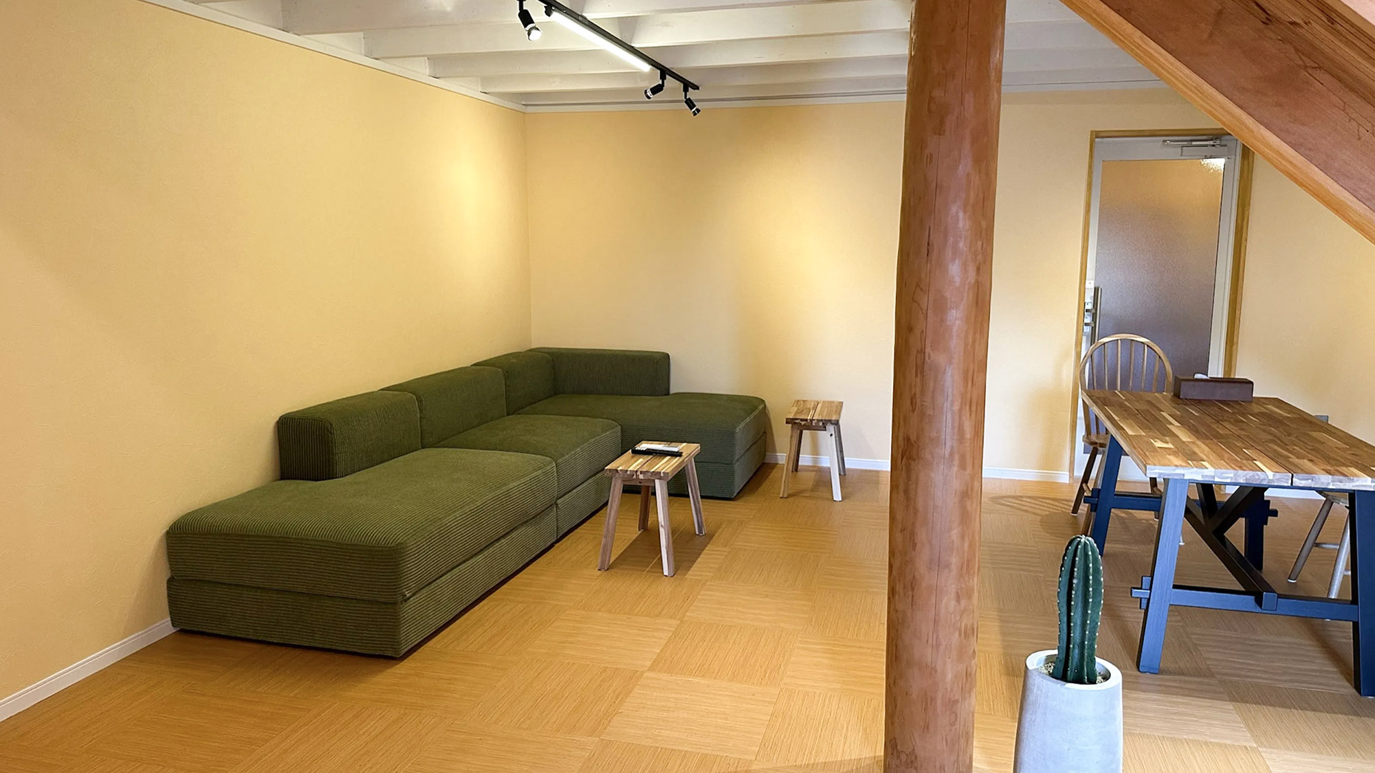 ・【リビング】木の温もりを感じるテーブルと、ゆったりくつろげるカウチソファ