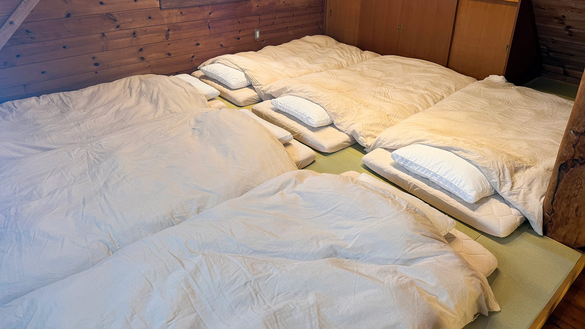 ・【寝室】2階和室には最大布団6組まで敷けます