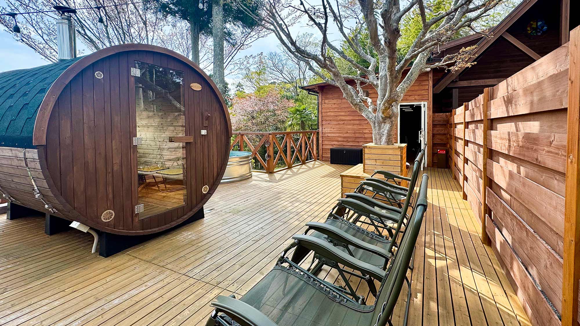 ・【バレルサウナ】外気浴も気持ちの良いウッドデッキでゆったりと