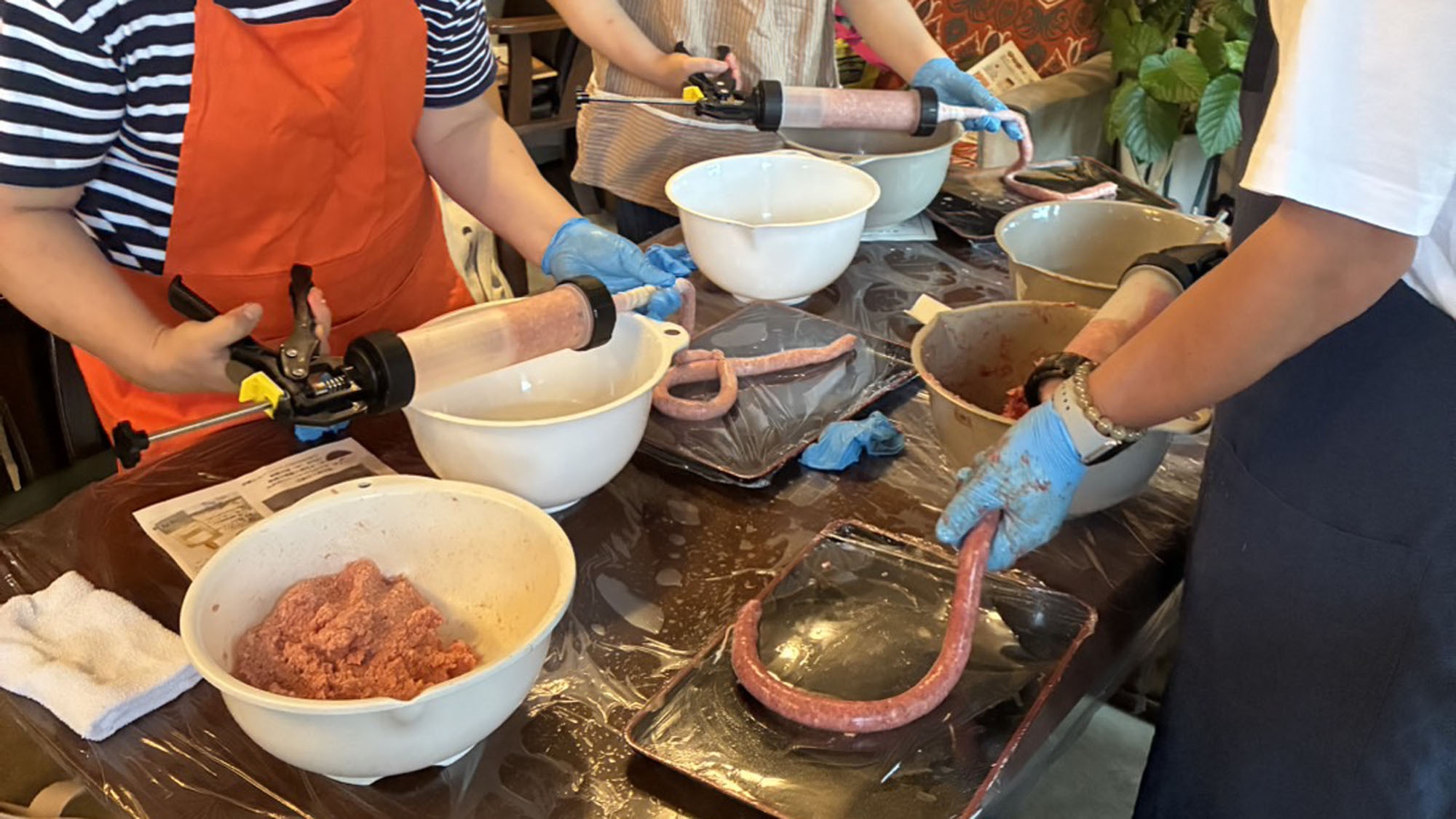 【ウィンナー作り体験】ジビエと豚の合挽ウインナー作り♪熔岩焼きでアツアツをいただきまーすっ★