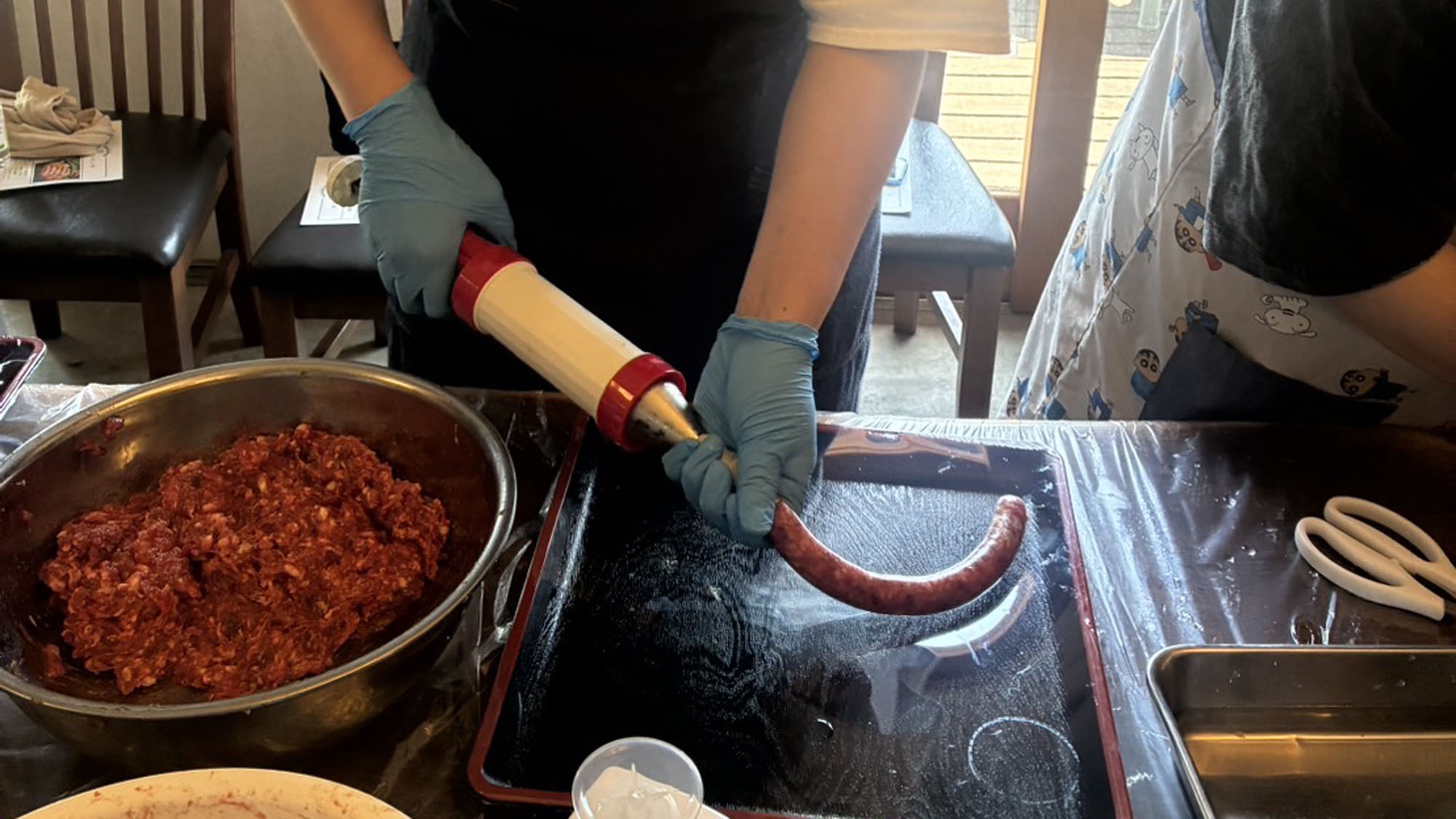 【ウィンナー作り体験】ジビエと豚の合挽ウインナー作り♪熔岩焼きでアツアツをいただきまーすっ★