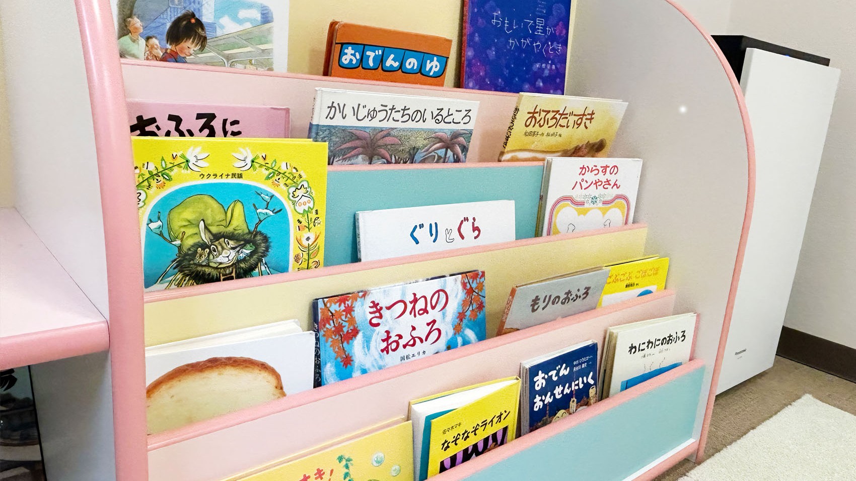 【キッズルーム】絵本もいくつかご用意しております。