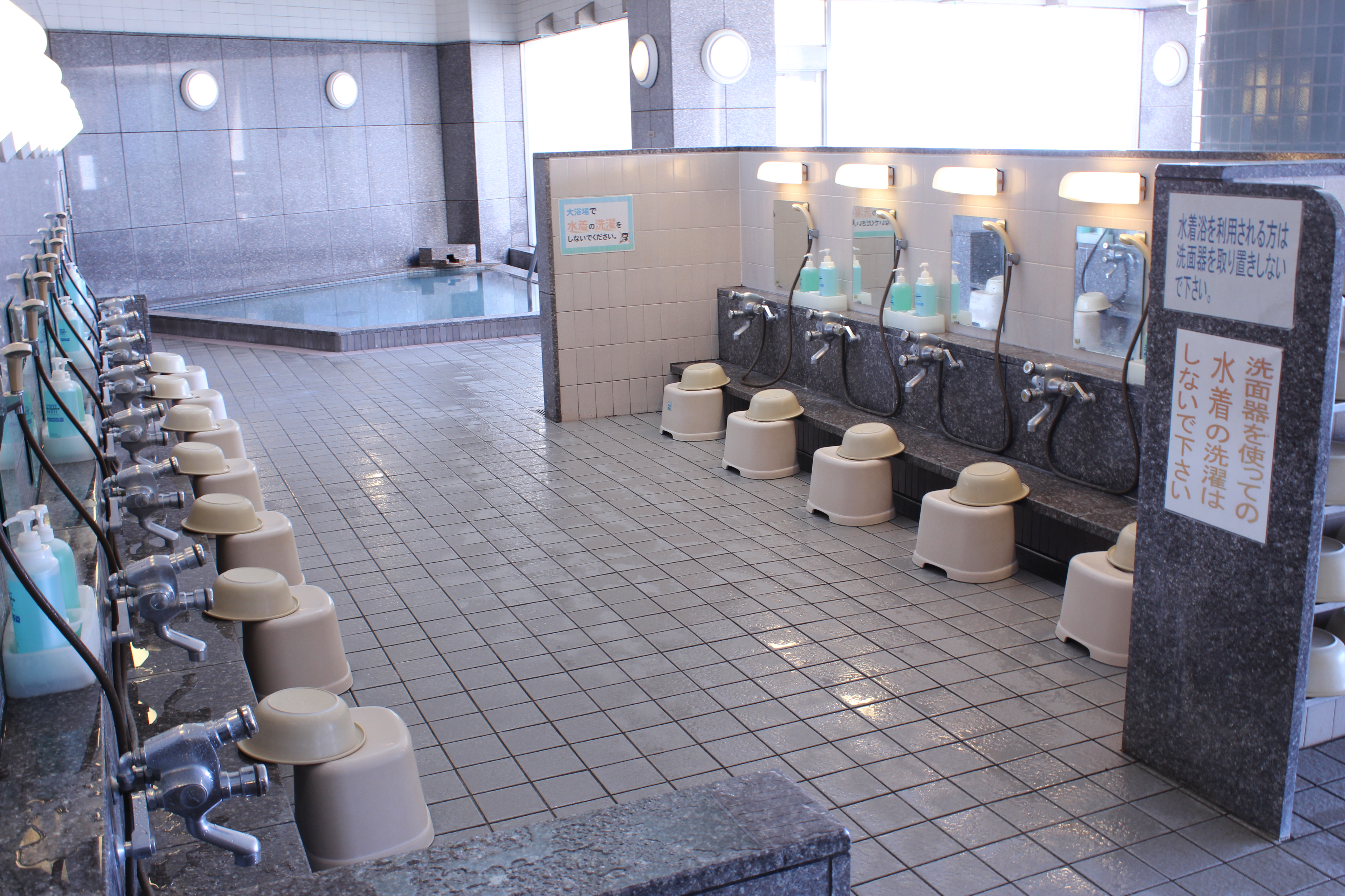 男性大浴場　洗い場