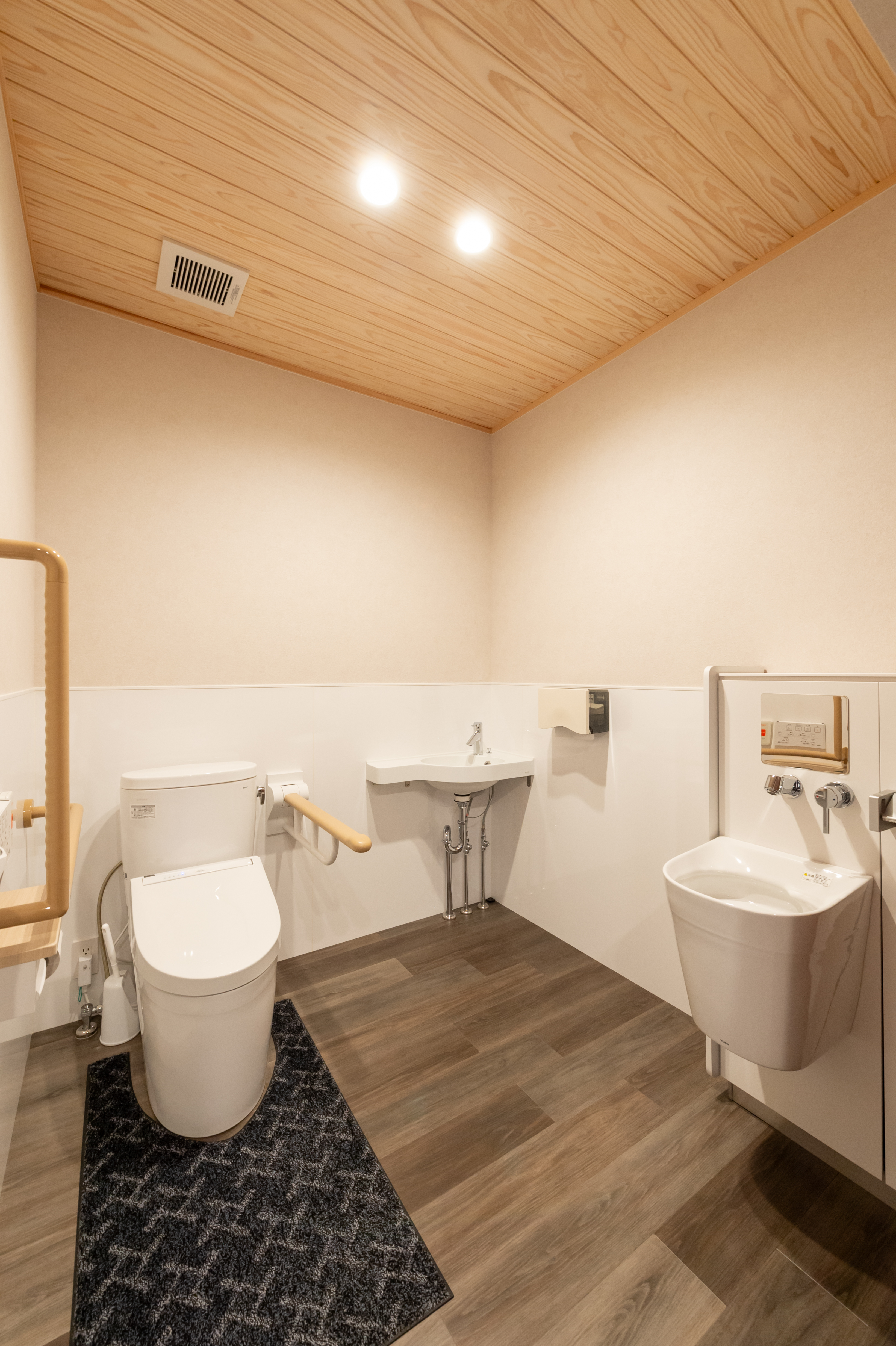 １階オストメイト機能付き多機能トイレ