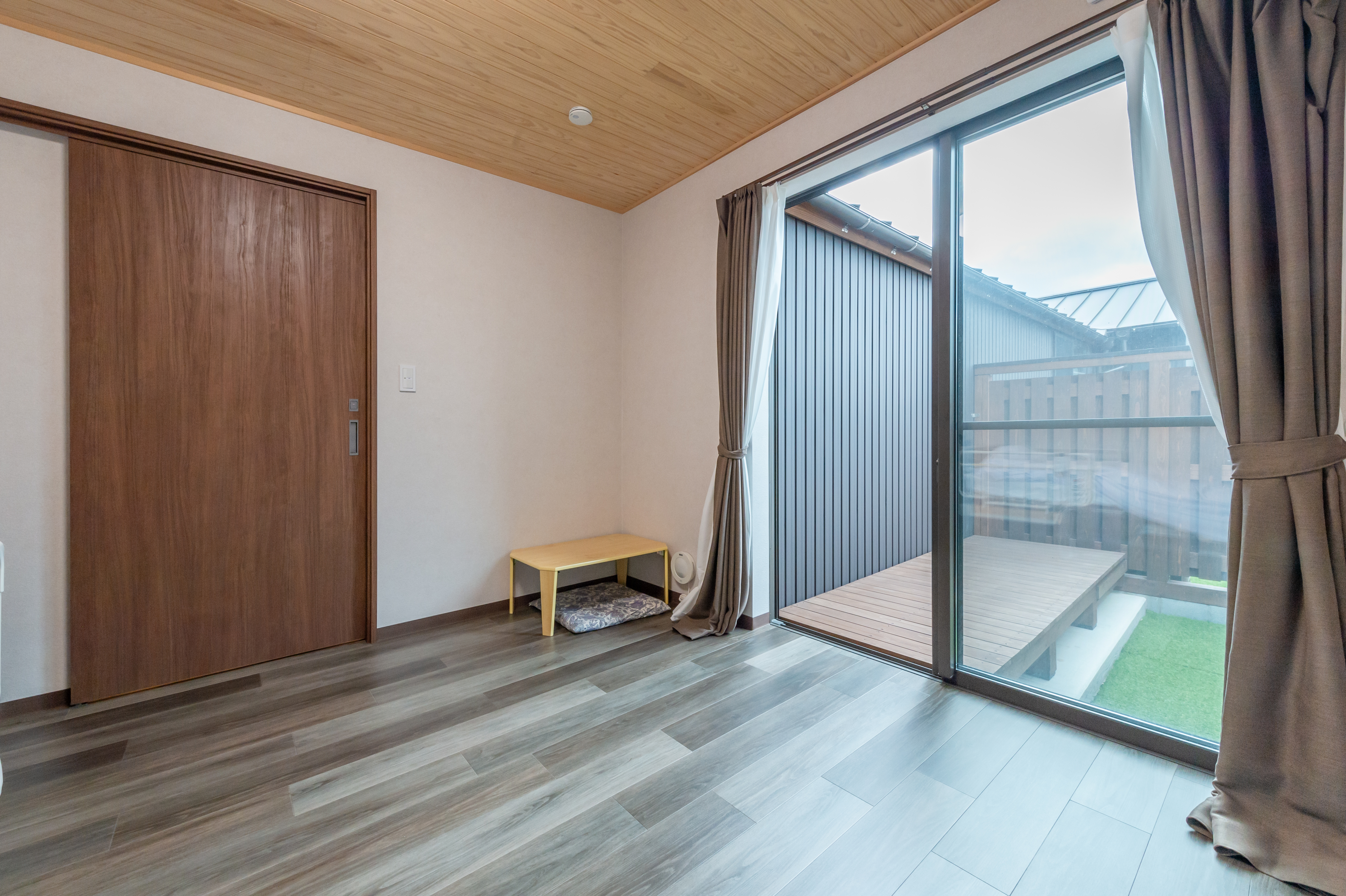 １階洋室から見るお庭