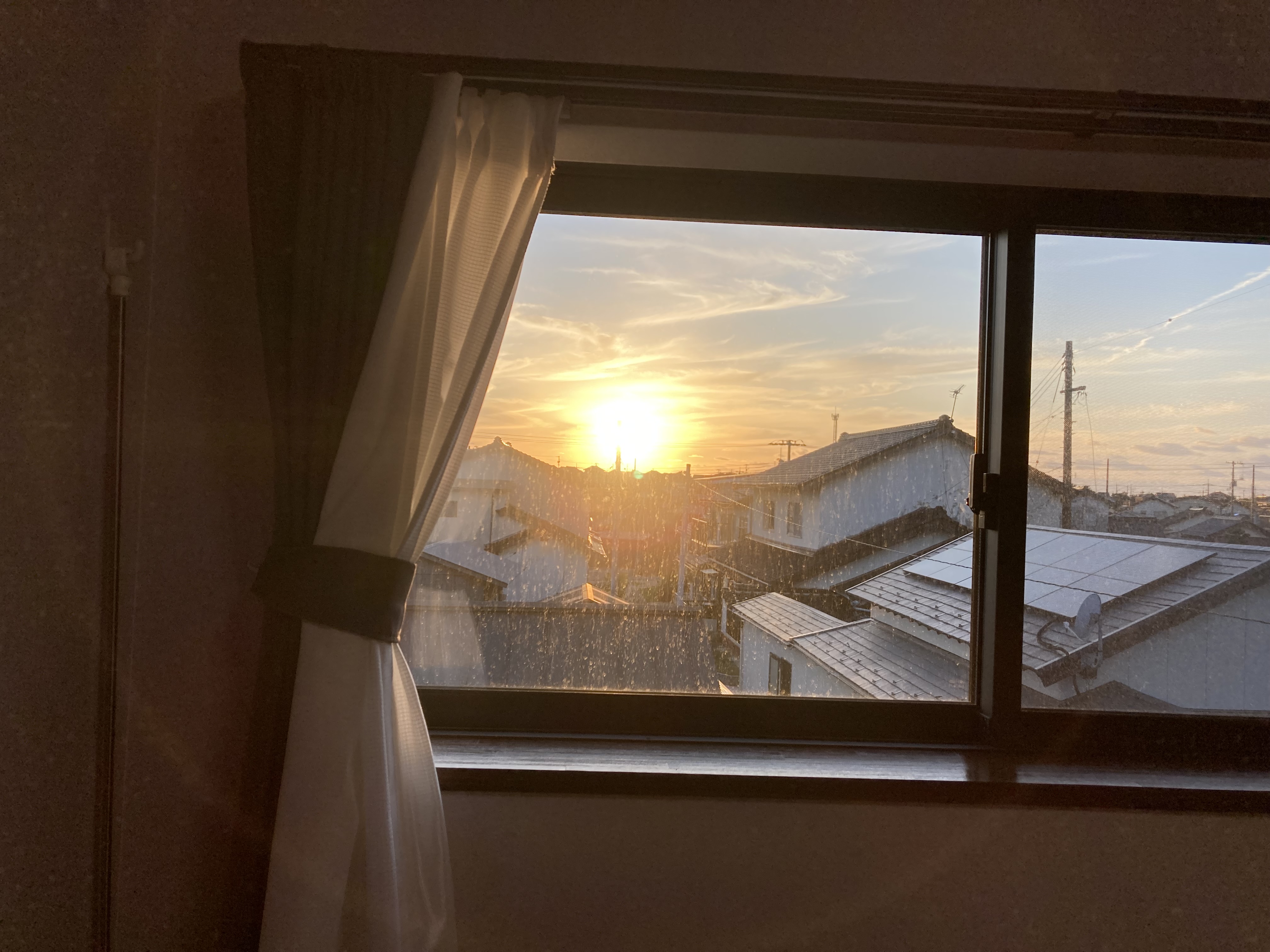 二階和室から見える夕日