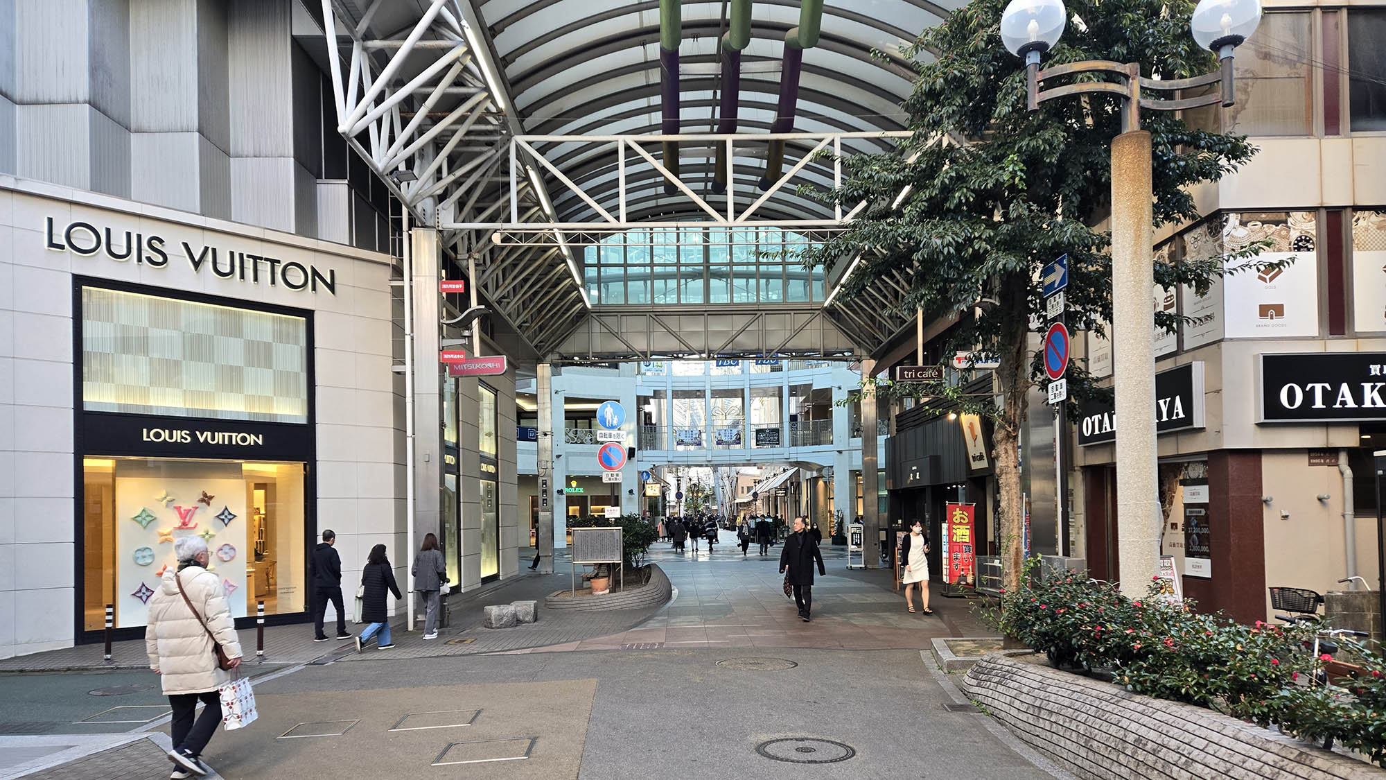 ・【高松中央商店街】8つの商店街で構成される総延長約2.7キロのアーケード街です