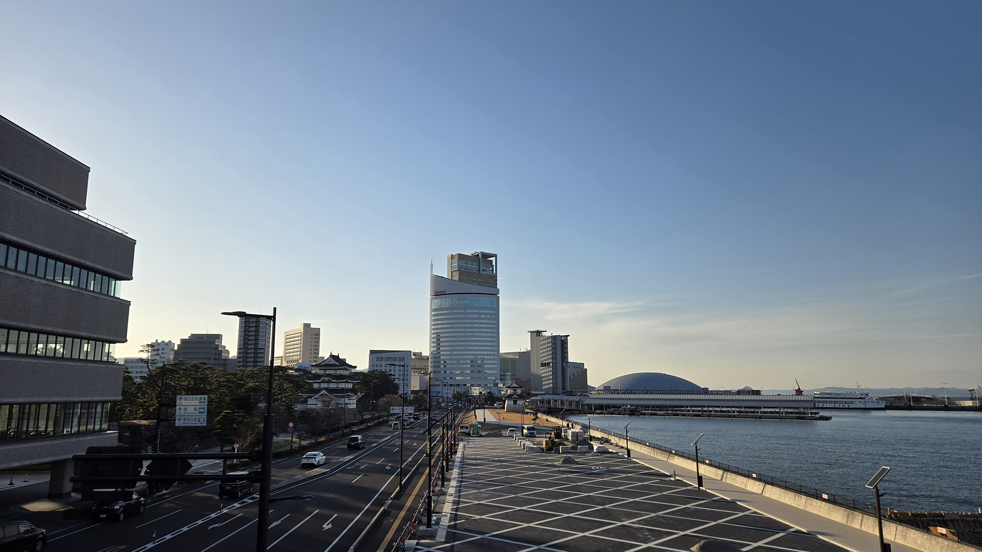 ・【サンポート高松】高松のベイエリアの中心地。週末は家族連れやカップルで賑わいます