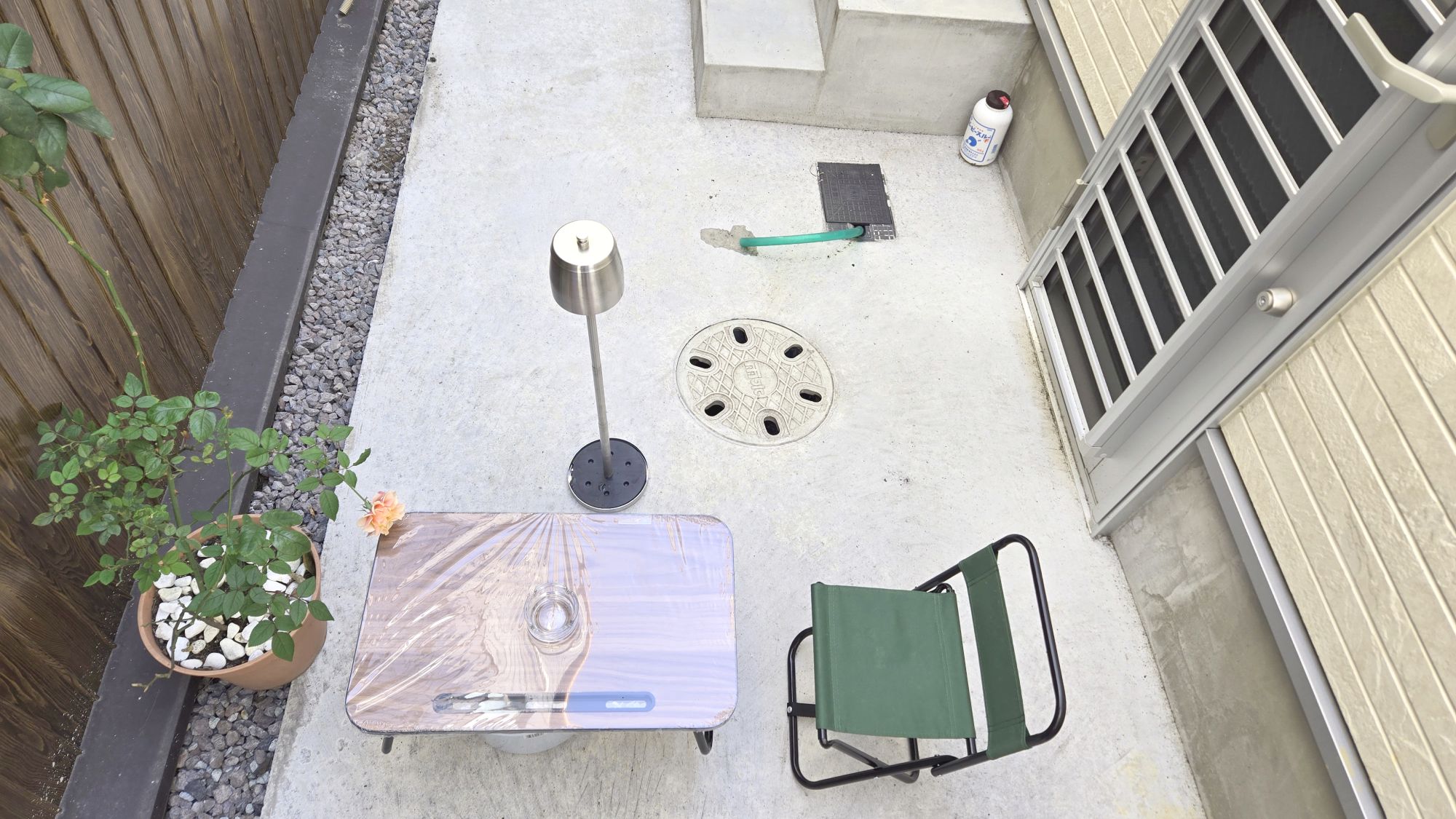 ・【喫煙スペース】室内は禁煙。お煙草はこちらでお願いします