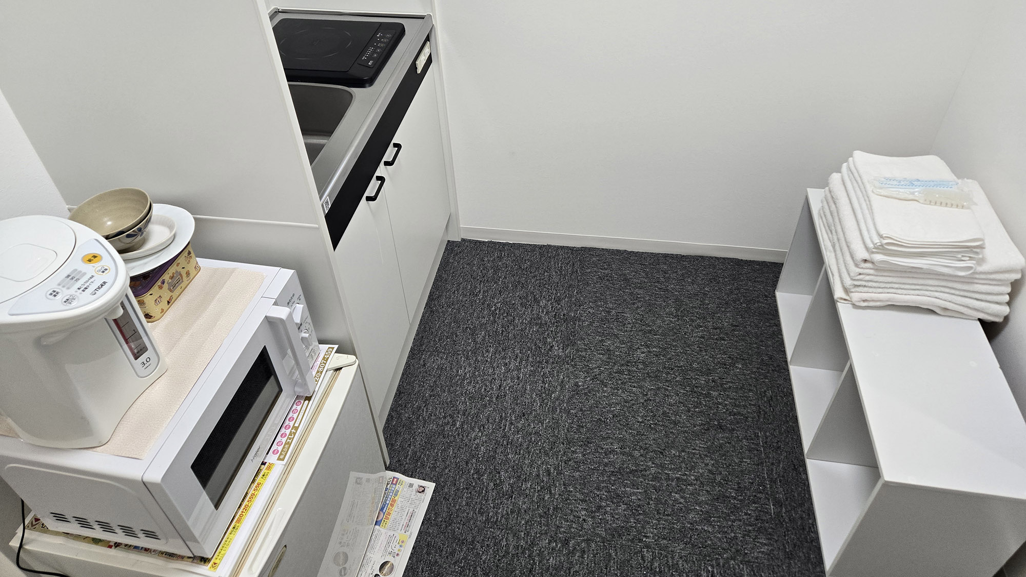 ・【ミニキッチン】電子レンジや冷蔵庫、電気ポットを完備