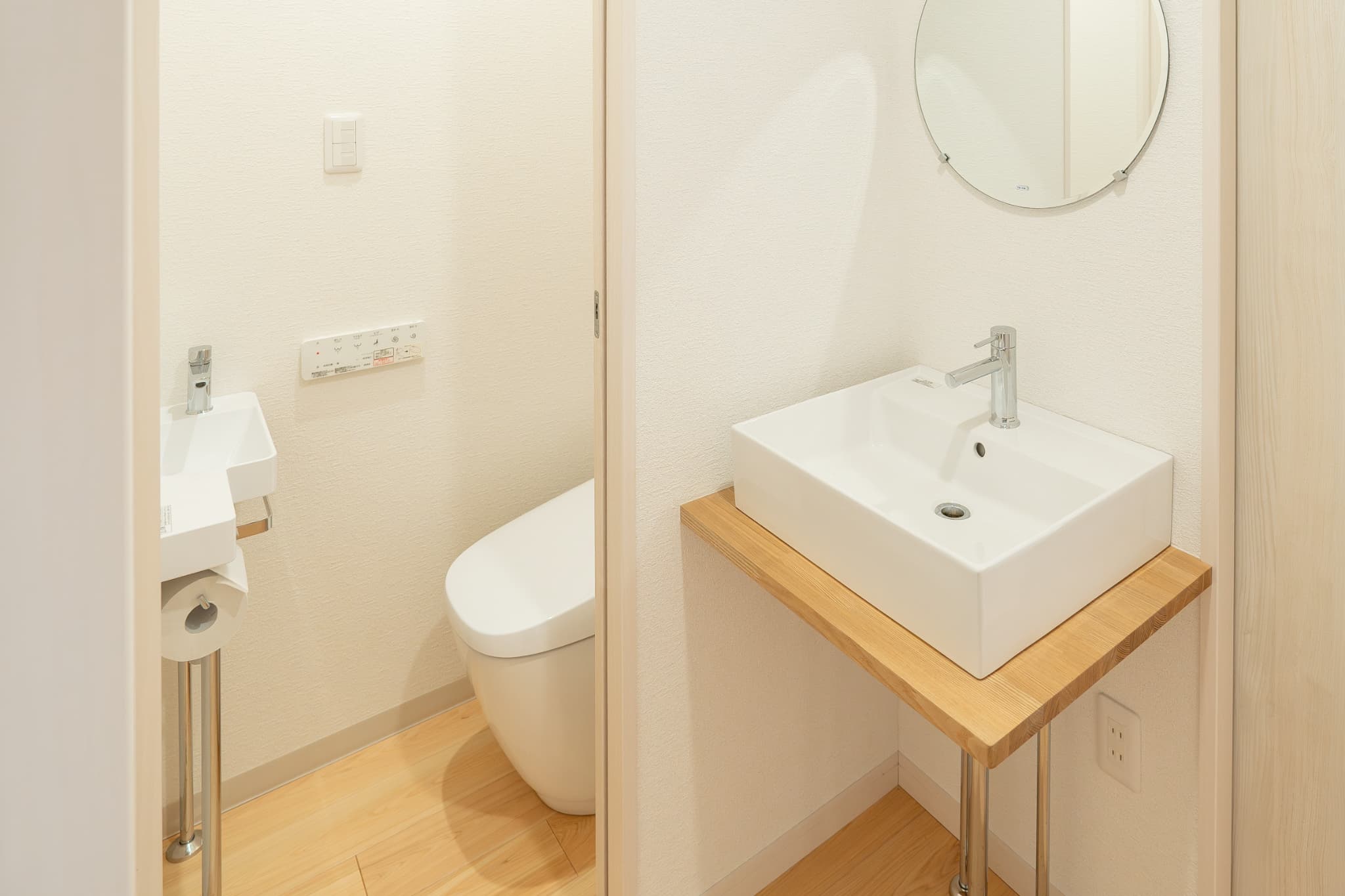 コンパクトで清潔な洗面・トイレ