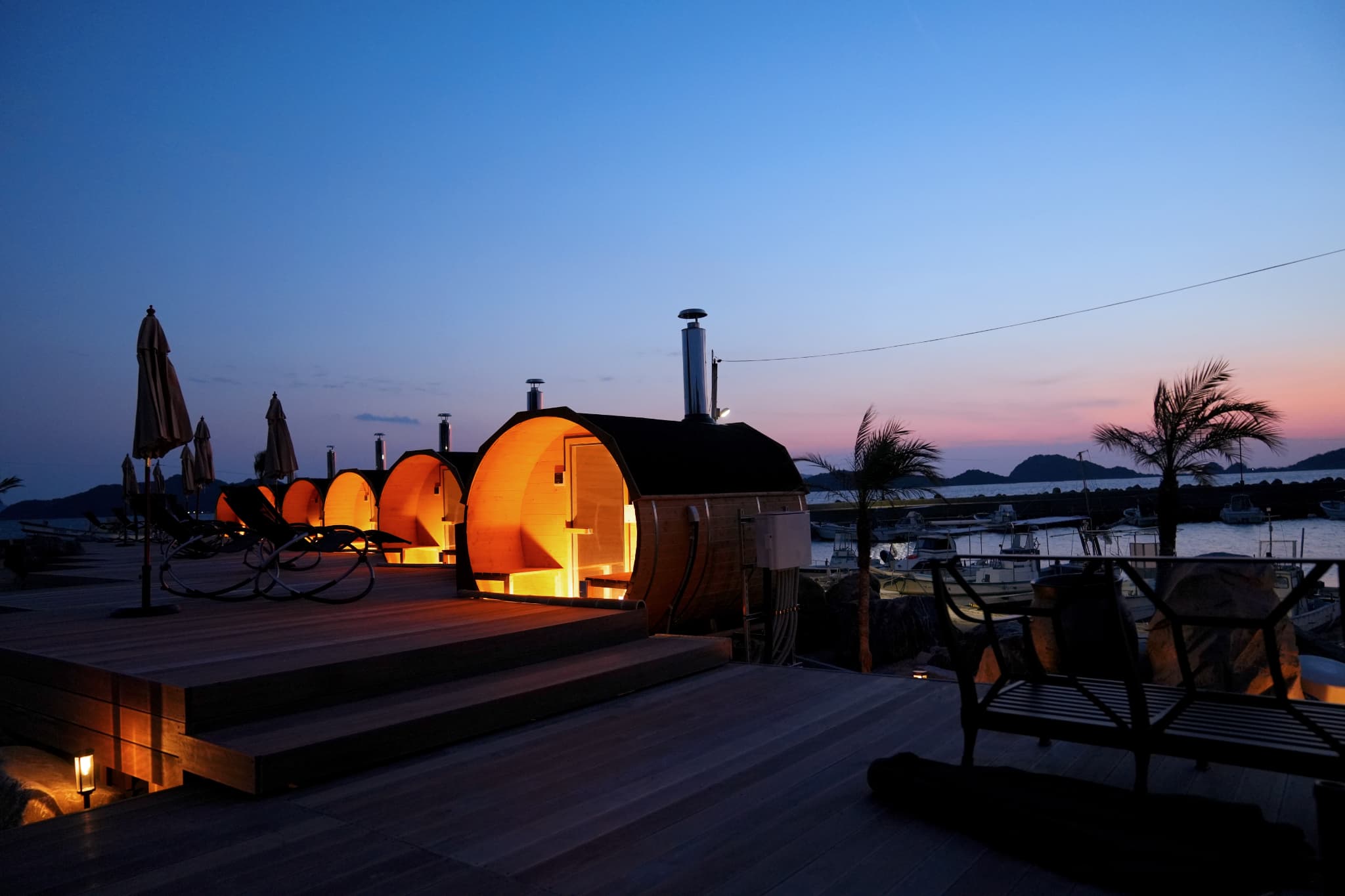 夜空に浮かぶ幻想的なサウナ