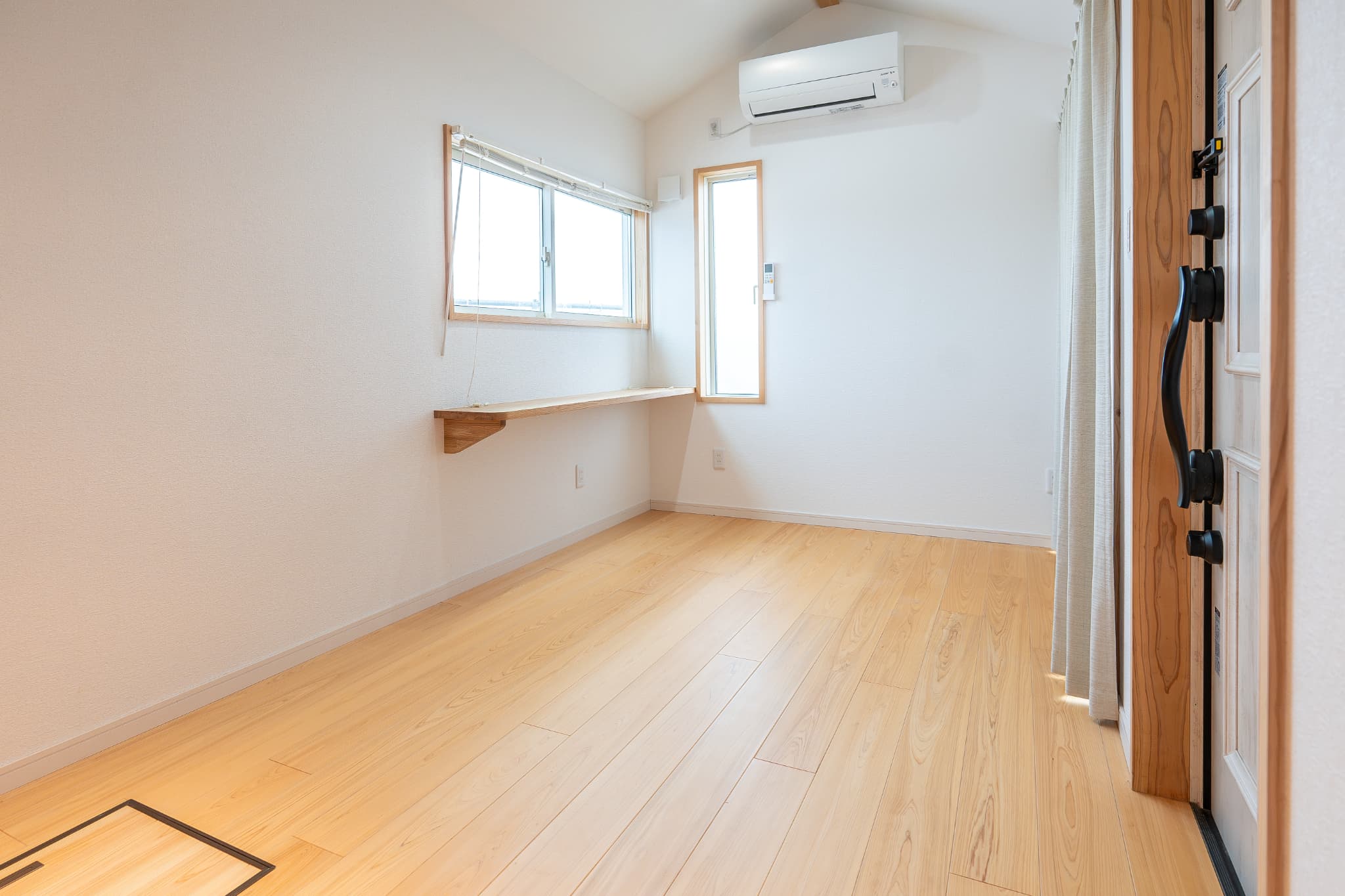 明るく広々としたリビングルーム