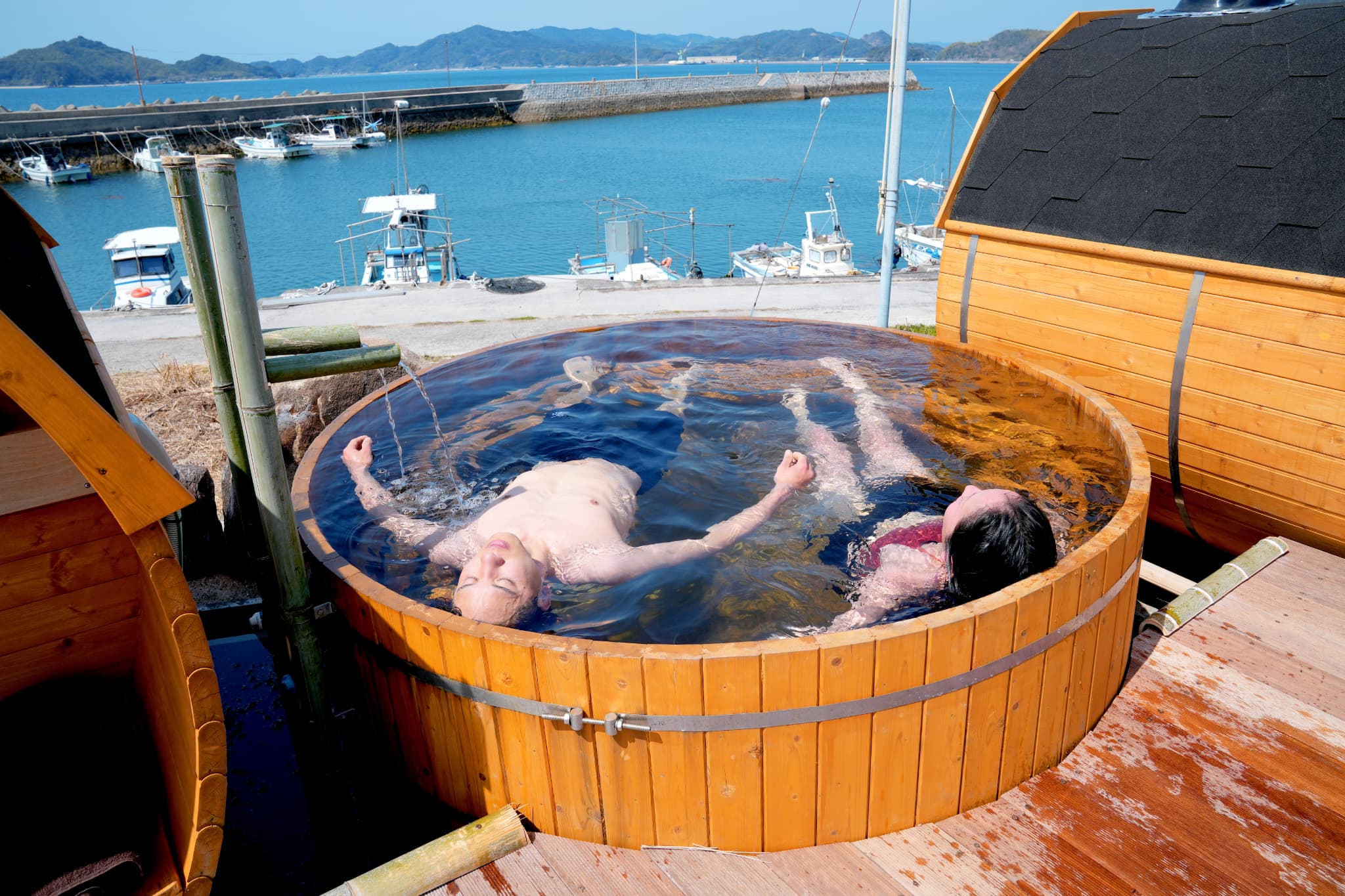 瀬戸内の海を眺めながら水風呂でクールダウン