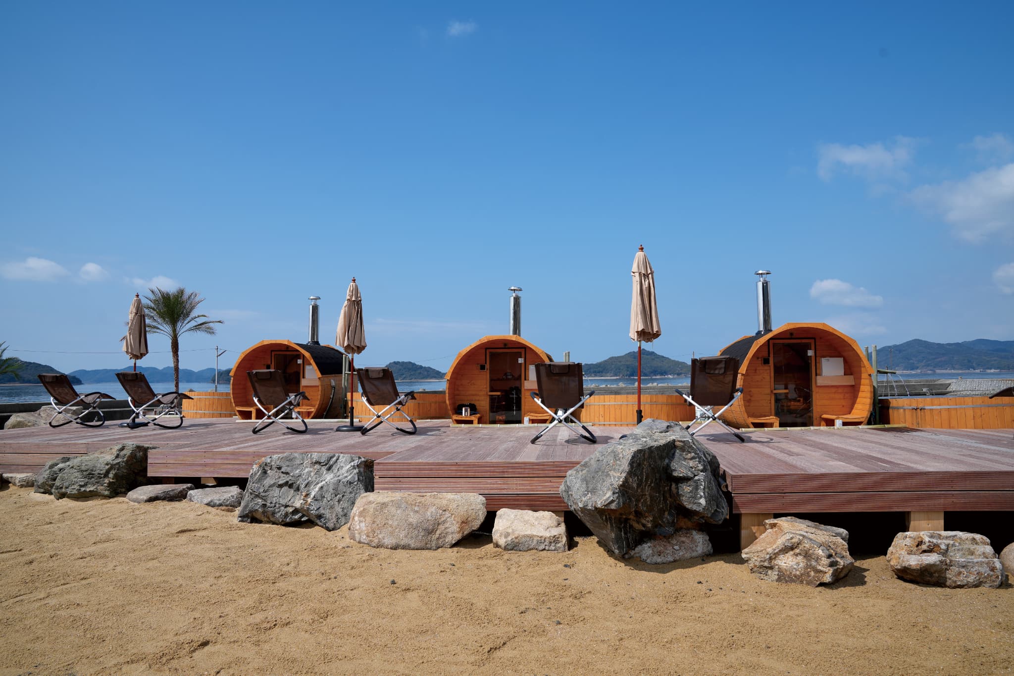 青空の下で楽しむアウトドアサウナ