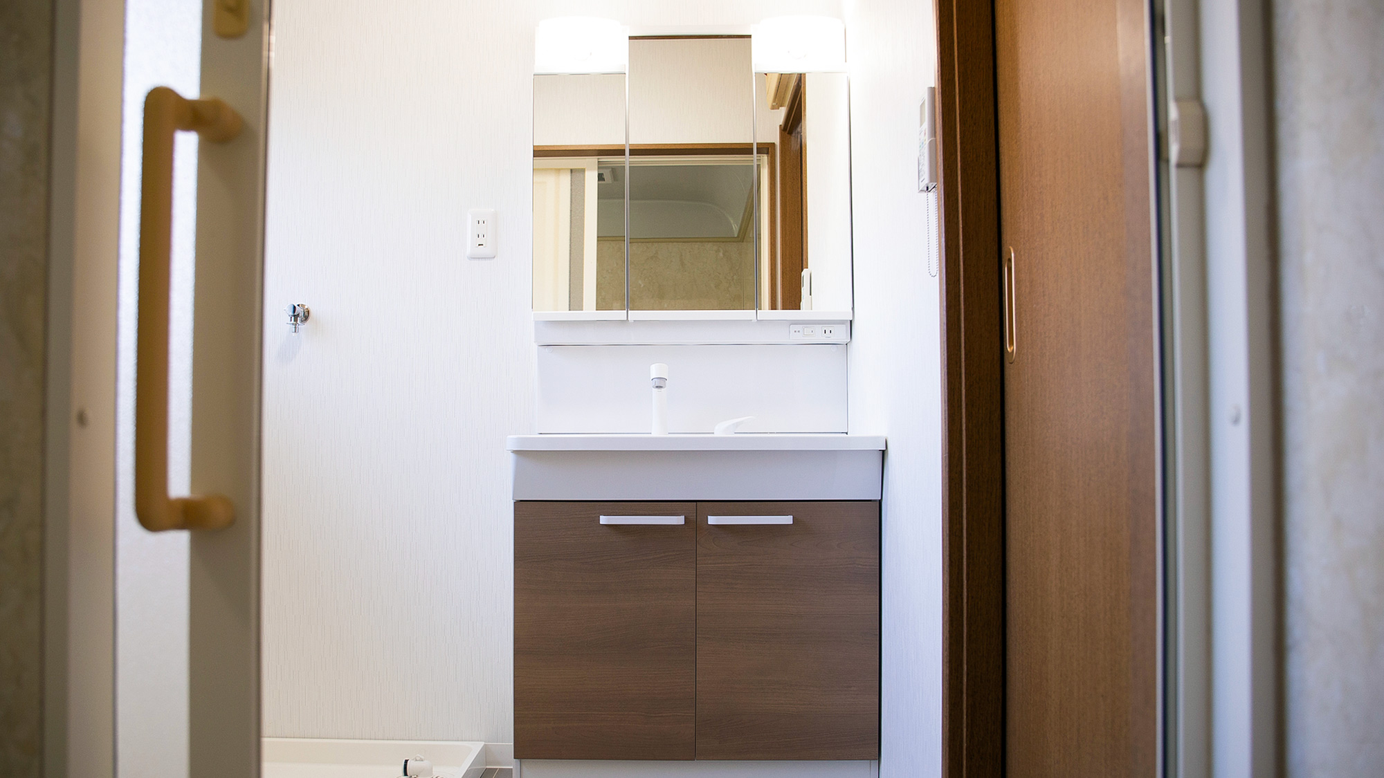 ・【洗面所】洗面台には、朝の支度に嬉しい大きめサイズの鏡がございます