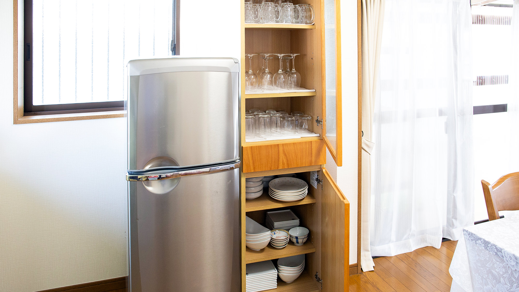 ・【ダイニング】冷蔵庫がございますので、冷たいお飲み物や食べ物のお持ち込みも問題ございません