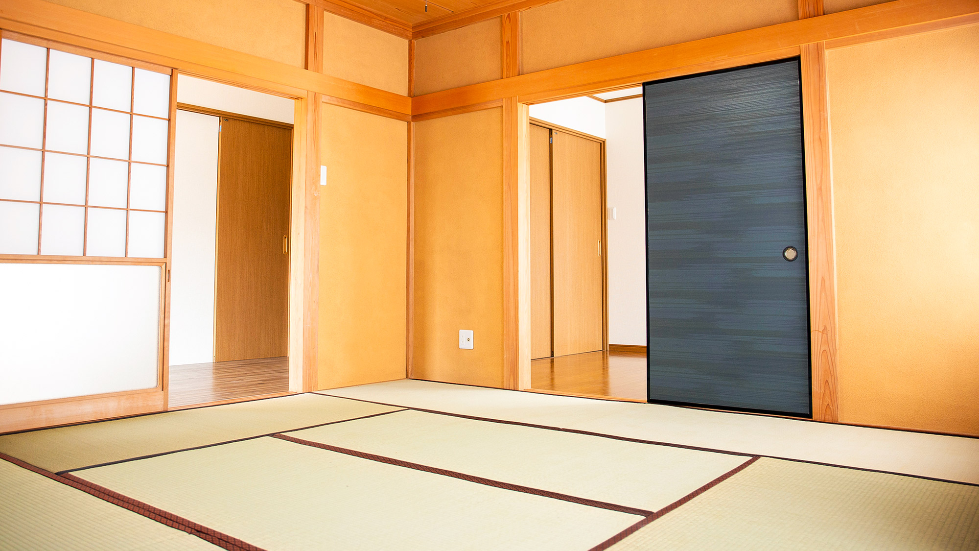 ・【和室8畳】落ち着いた雰囲気の畳のお部屋。疲れを癒す穏やかな時間をお過ごしください