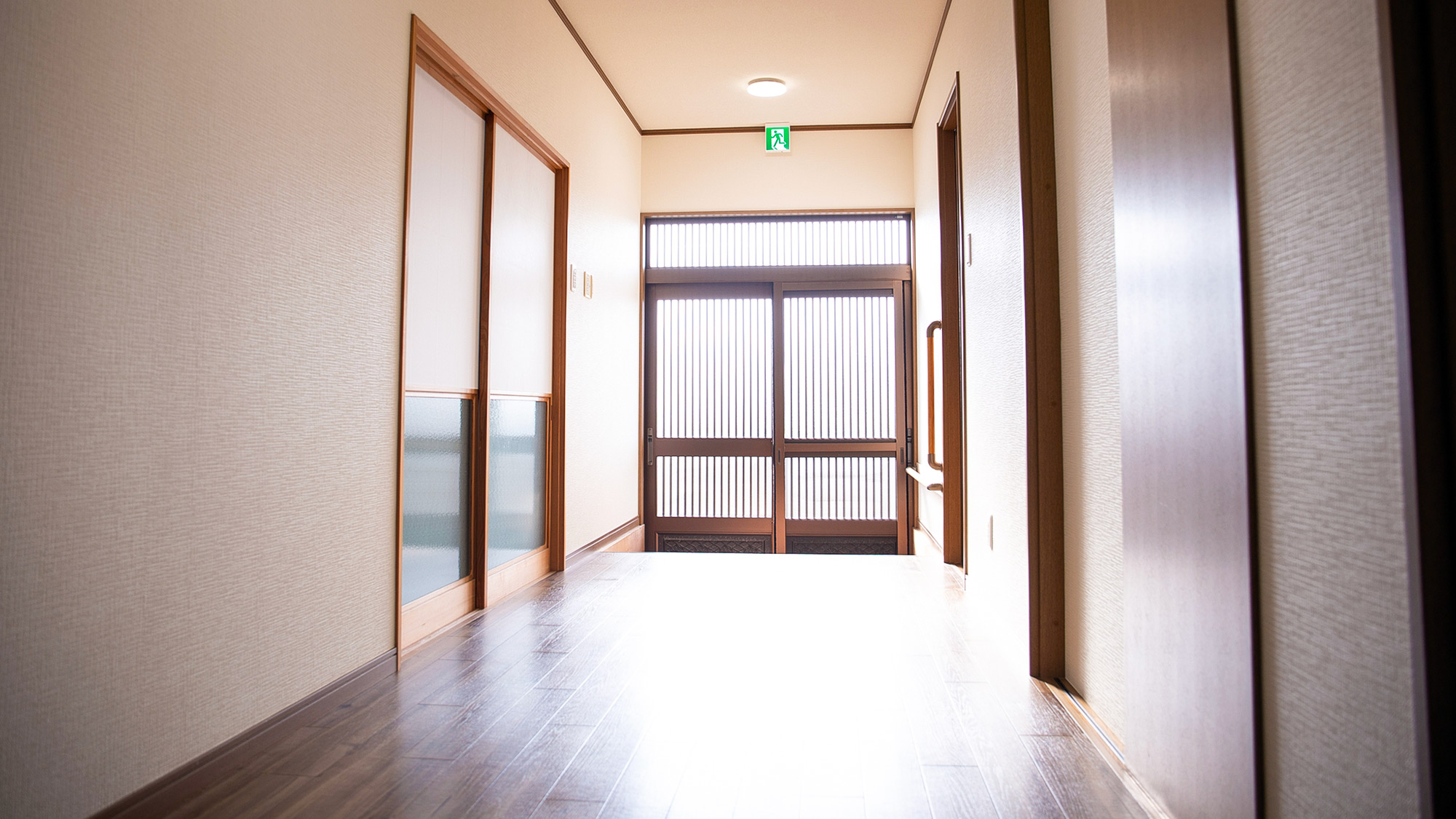 ・【廊下】玄関からの明るい自然光が差し込む、落ち着いた廊下。温かみが感じられます