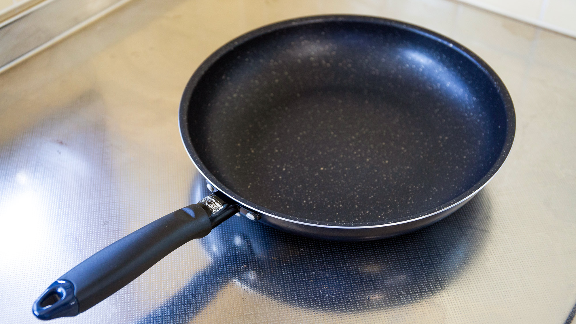 ・【キッチン】フライパンなど種類豊富な調理用具を揃えております