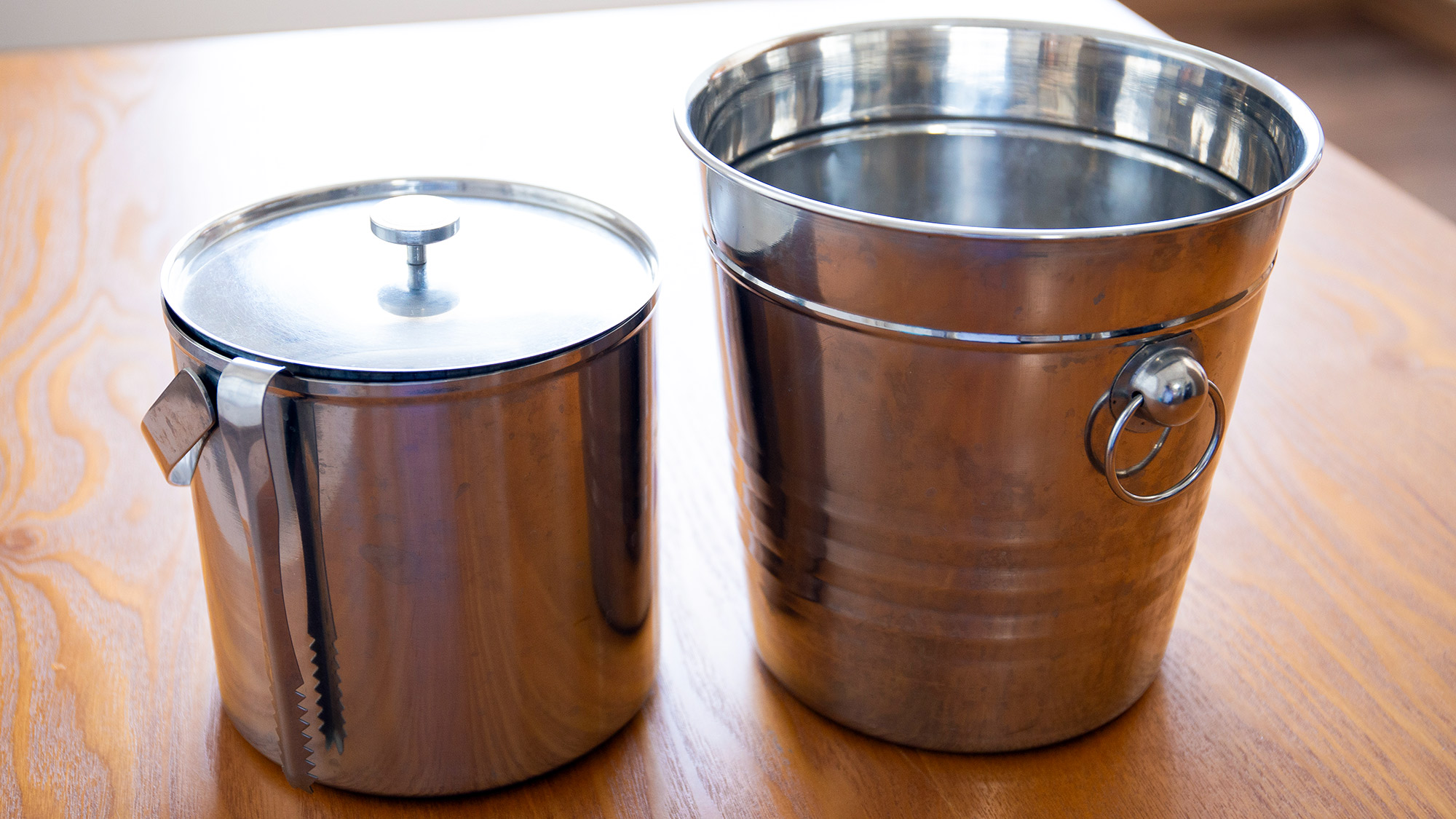 ・【キッチン】ステンレス製のアイスペールとバケツ。氷や飲み物の冷却に便利です