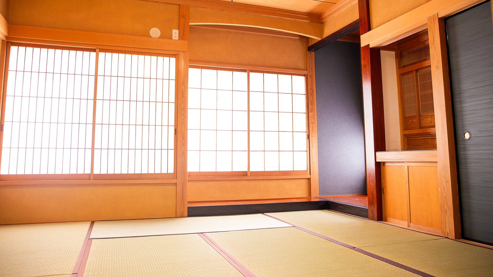 ・【和室8畳】自然光が差し込む和室。畳と障子、木の温もりに包まれた温かみのある空間