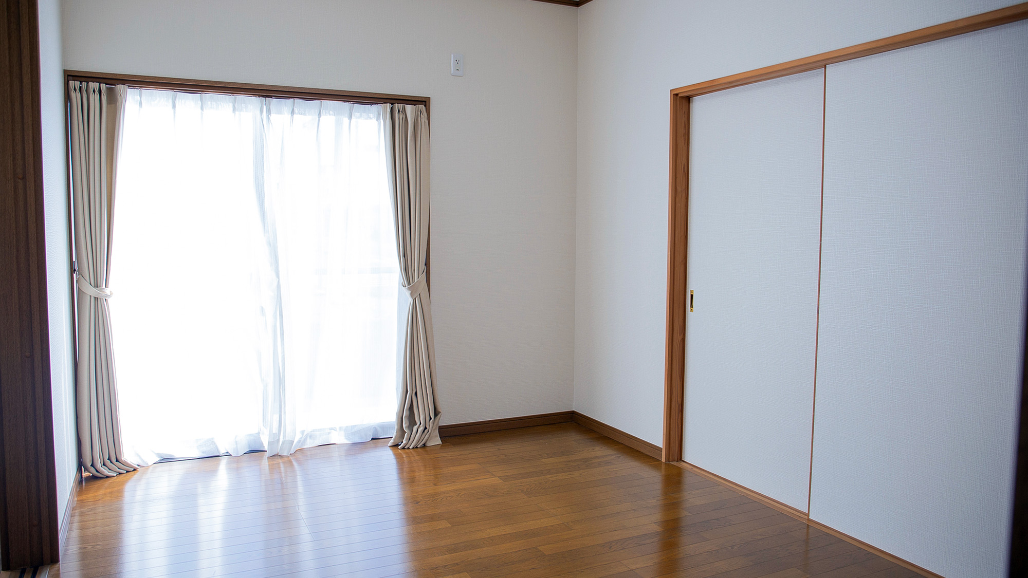 ・【洋室6畳】大きめの窓から室内にしっかりと自然光が差し込む、解放感のあるお部屋です